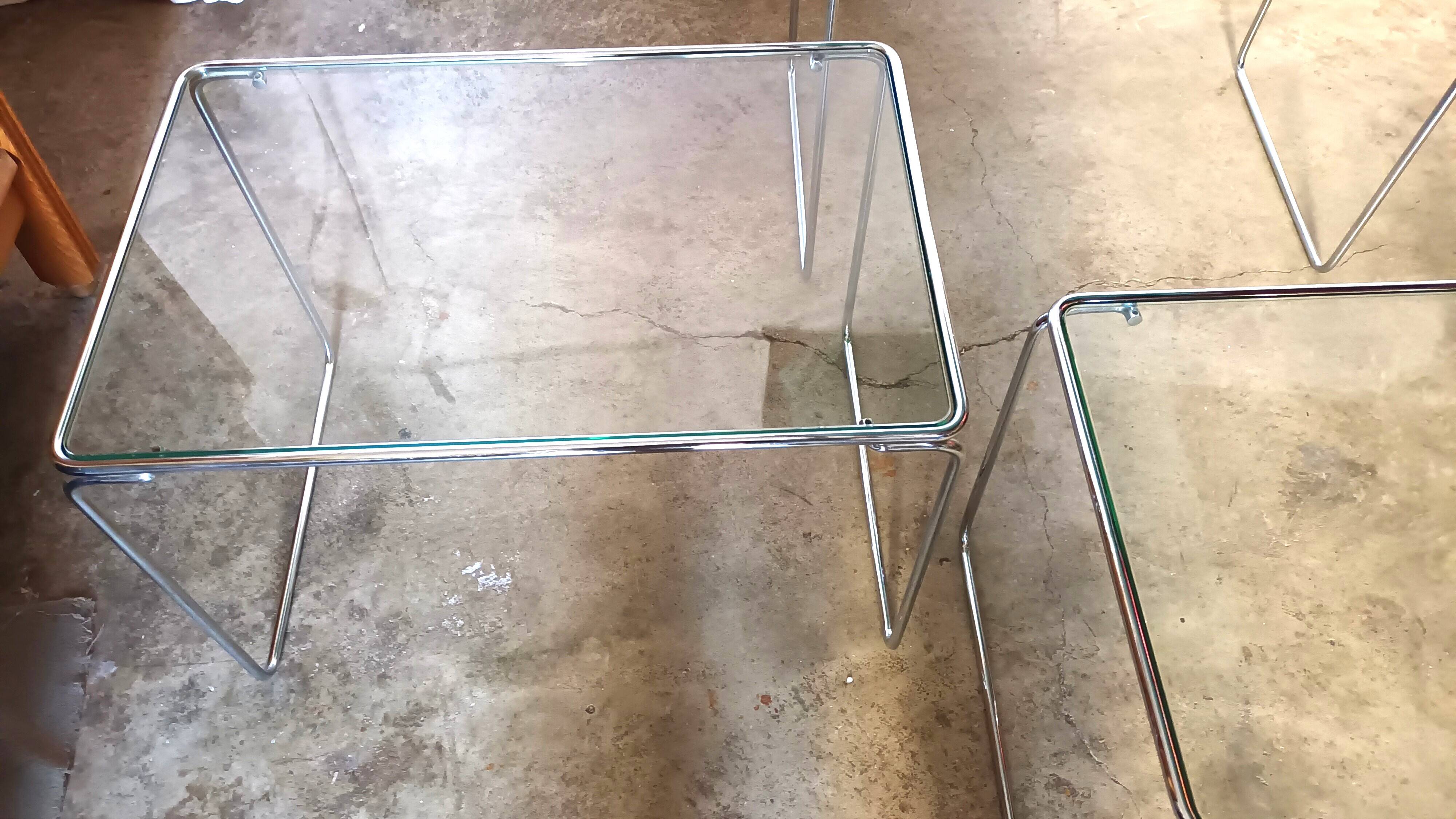 3 nesting tables in chrome metal and glass, 1970s.