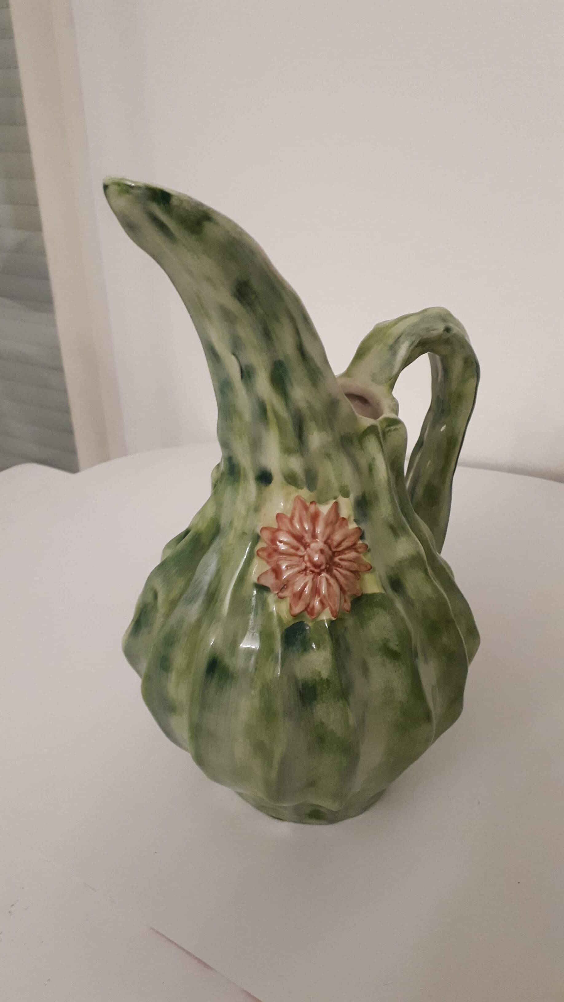 Pichet ou carafe en barbotine