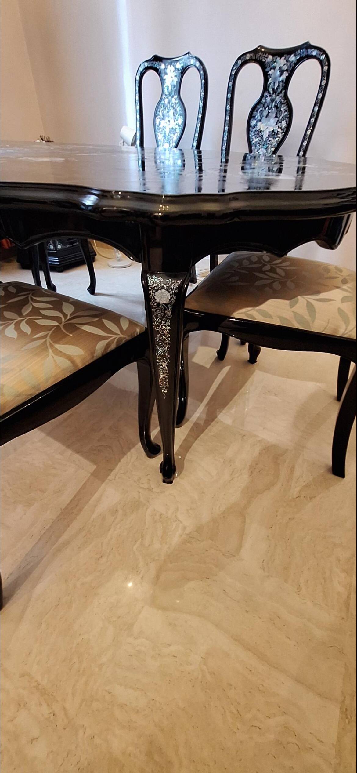 Tables coréenne laquée avec incrustations nacrées et 8 chaises