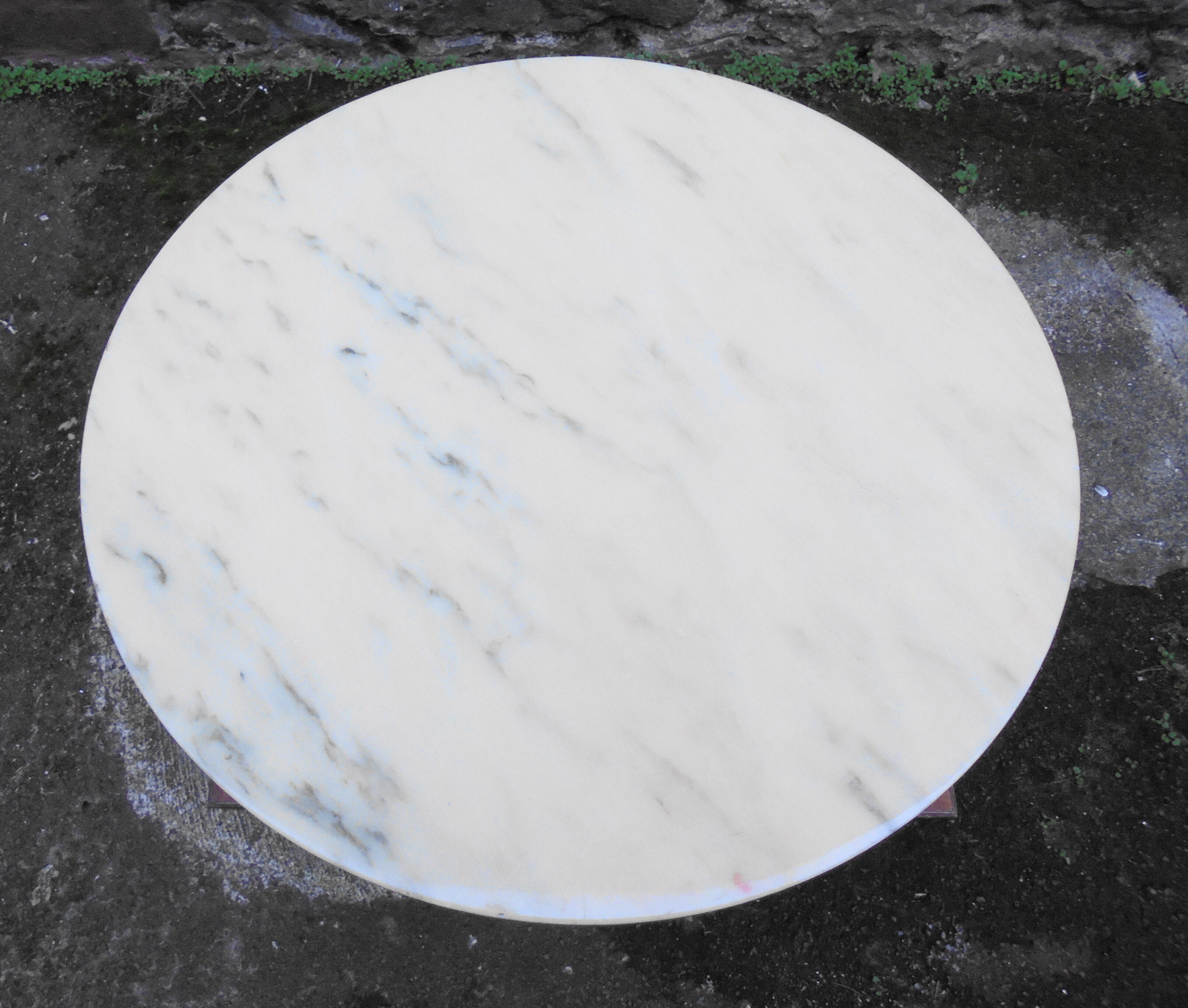 Round coffee table on tulip foot from the 70s