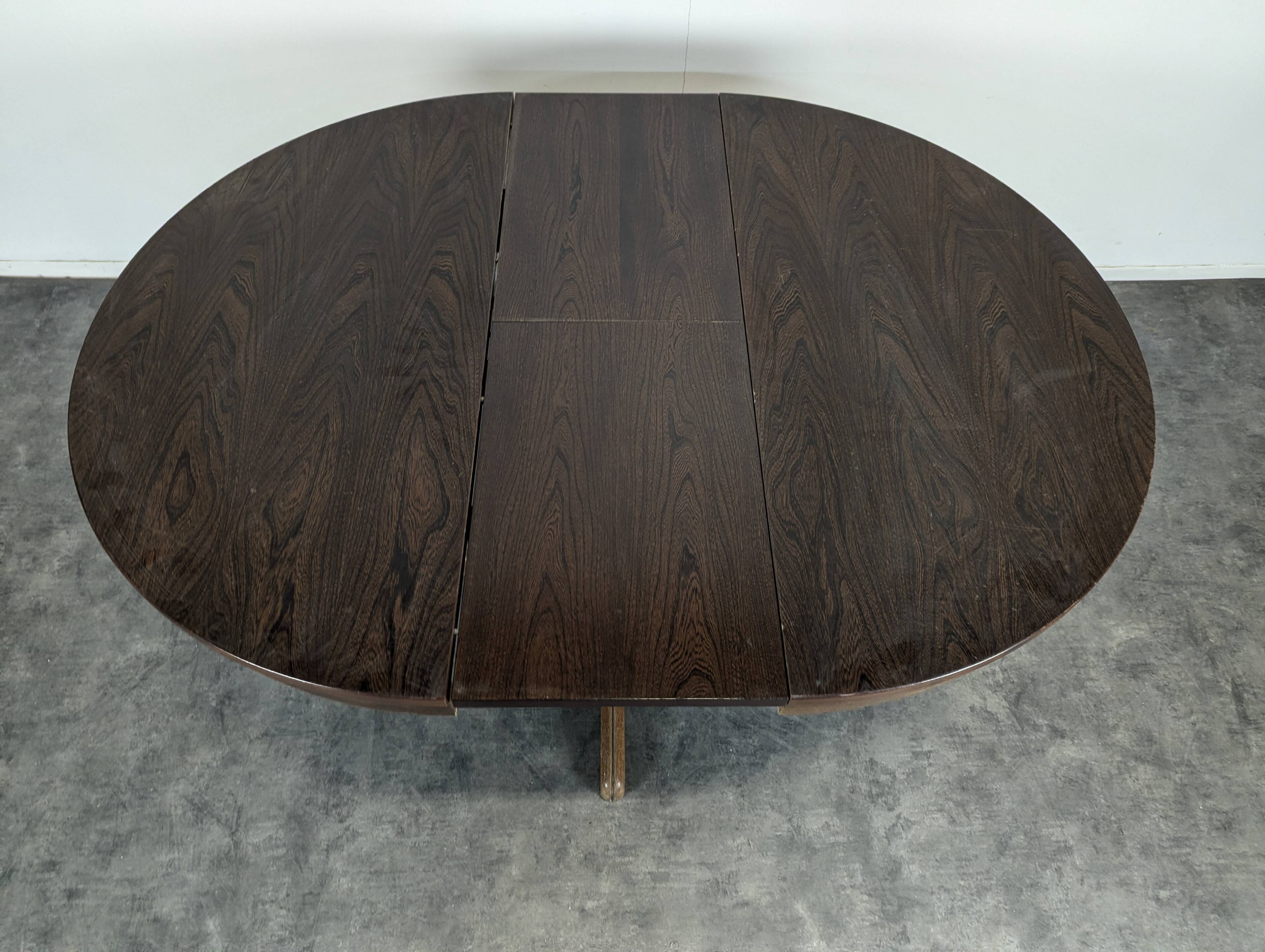 Round teak table with extension