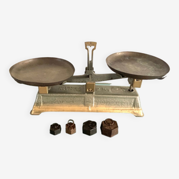 Old scale with 4 weights