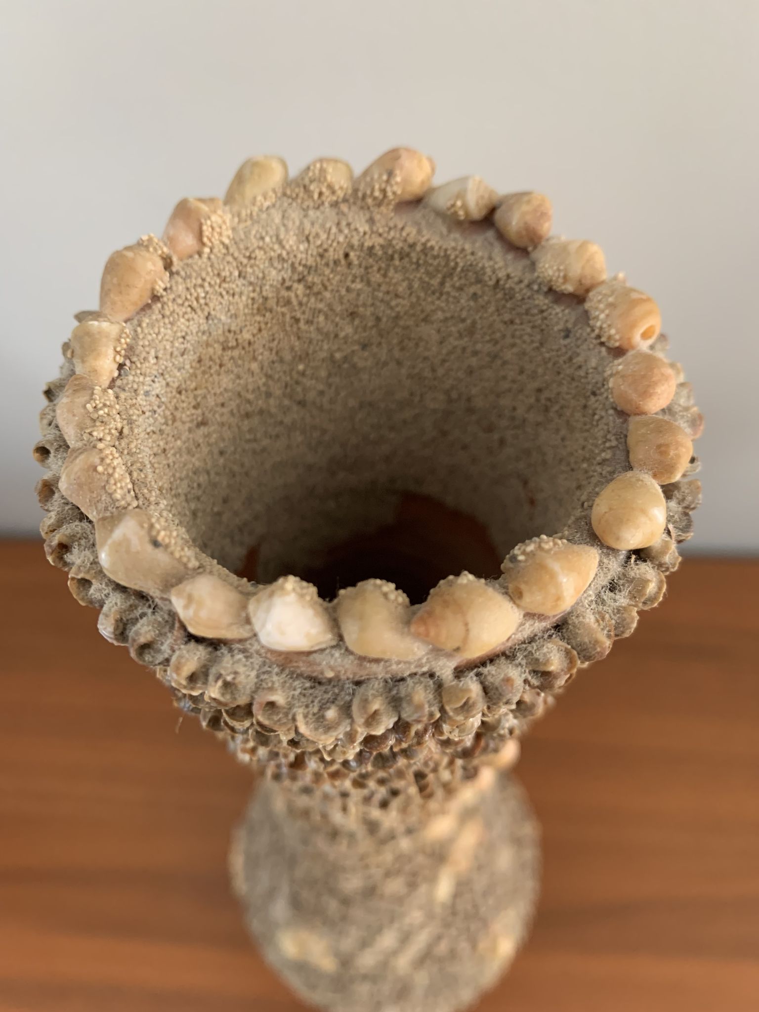 Vase années 60 coquillages collés