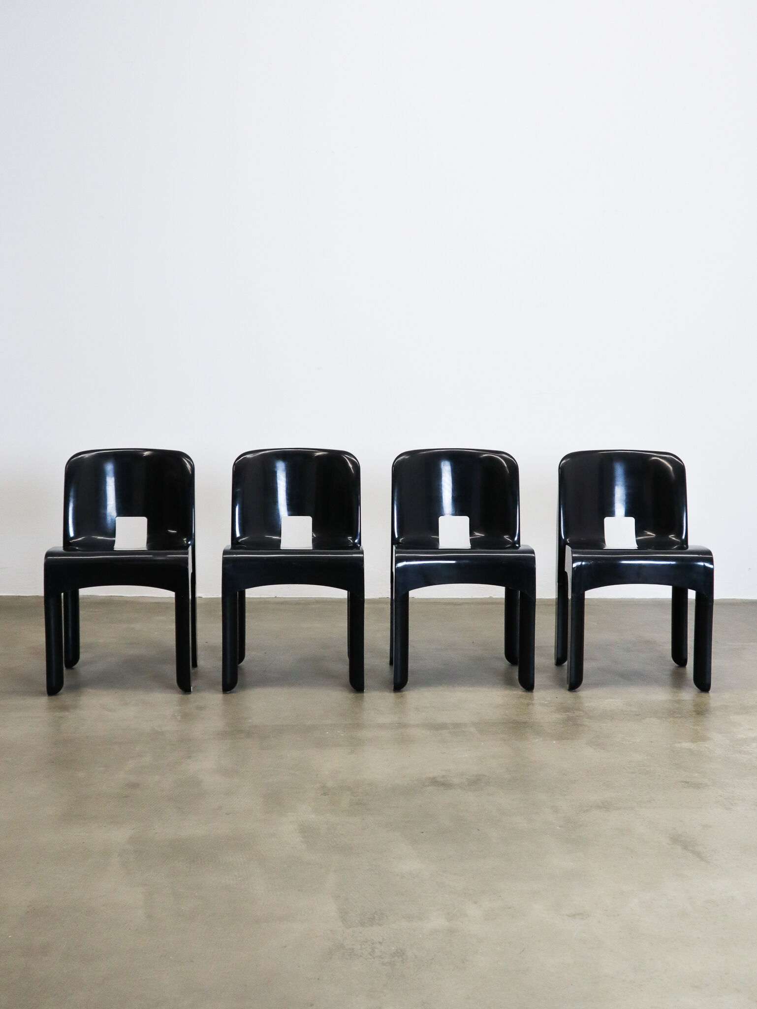 Joe Colombo Universale chairs black