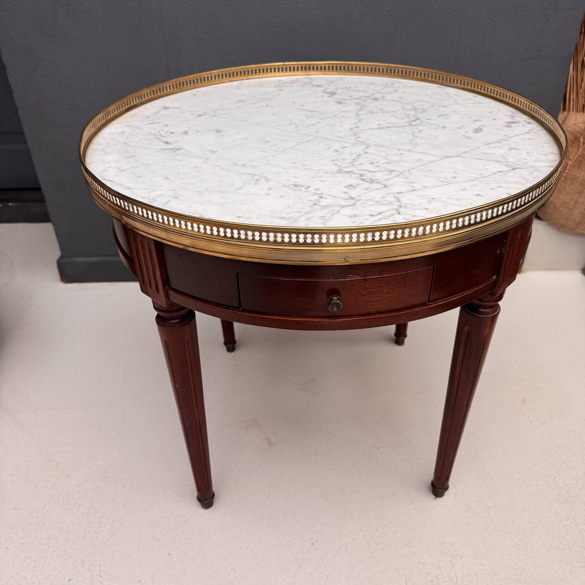 Louis XVI style bouillotte table in mahogany and white marble - Ø 60 cm