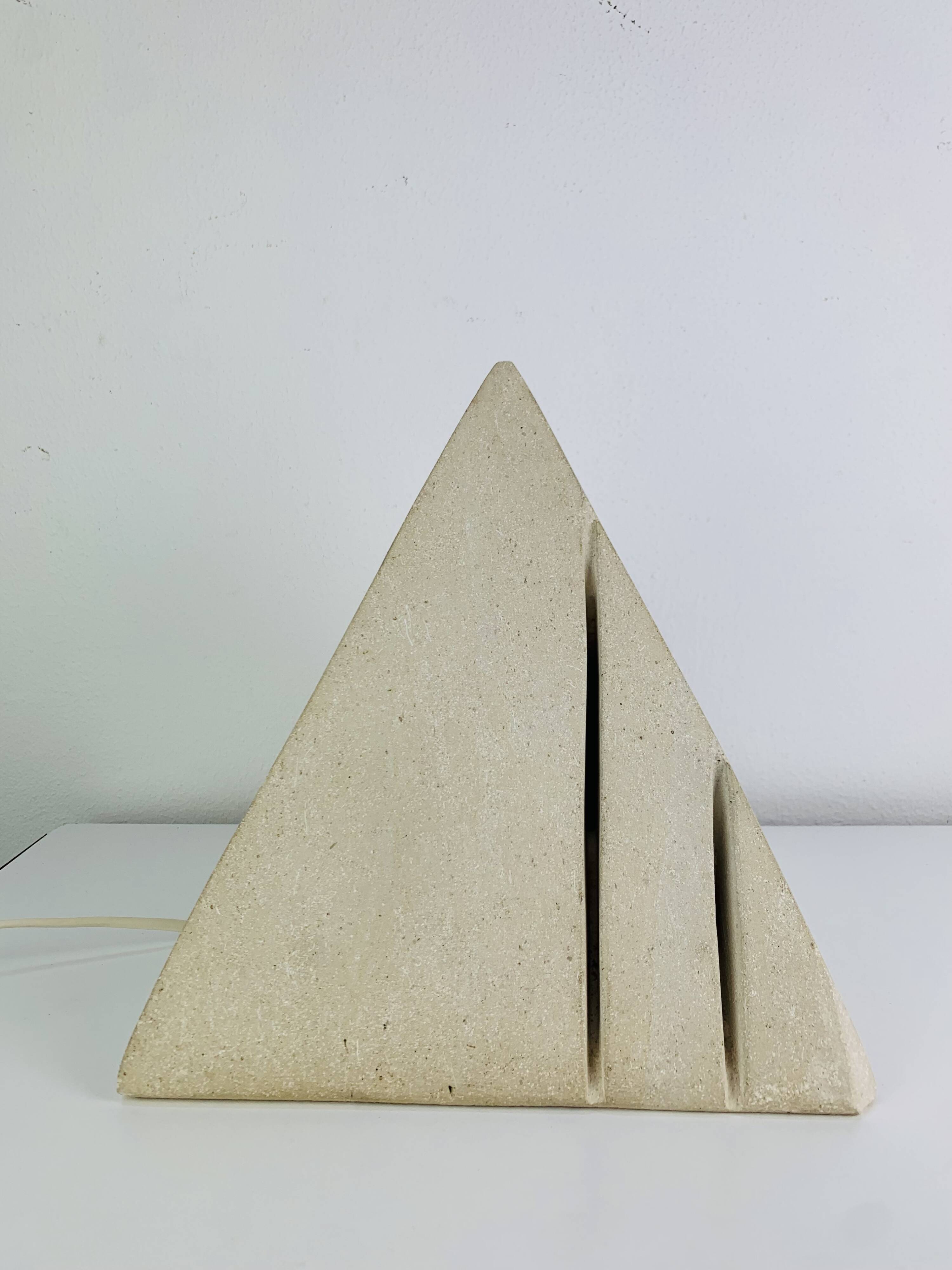 Lampe pyramide en pierre, années 70