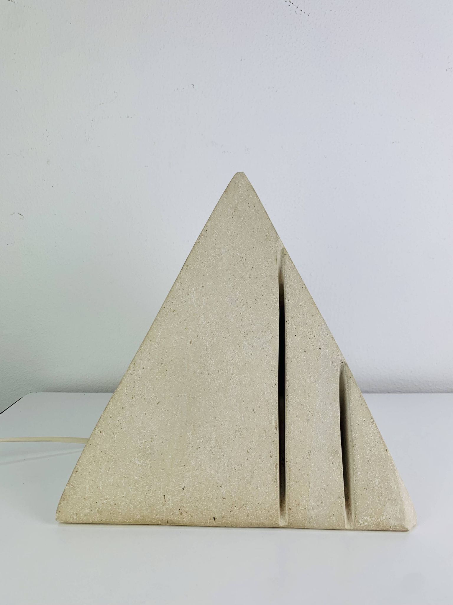 Lampe pyramide en pierre, années 70