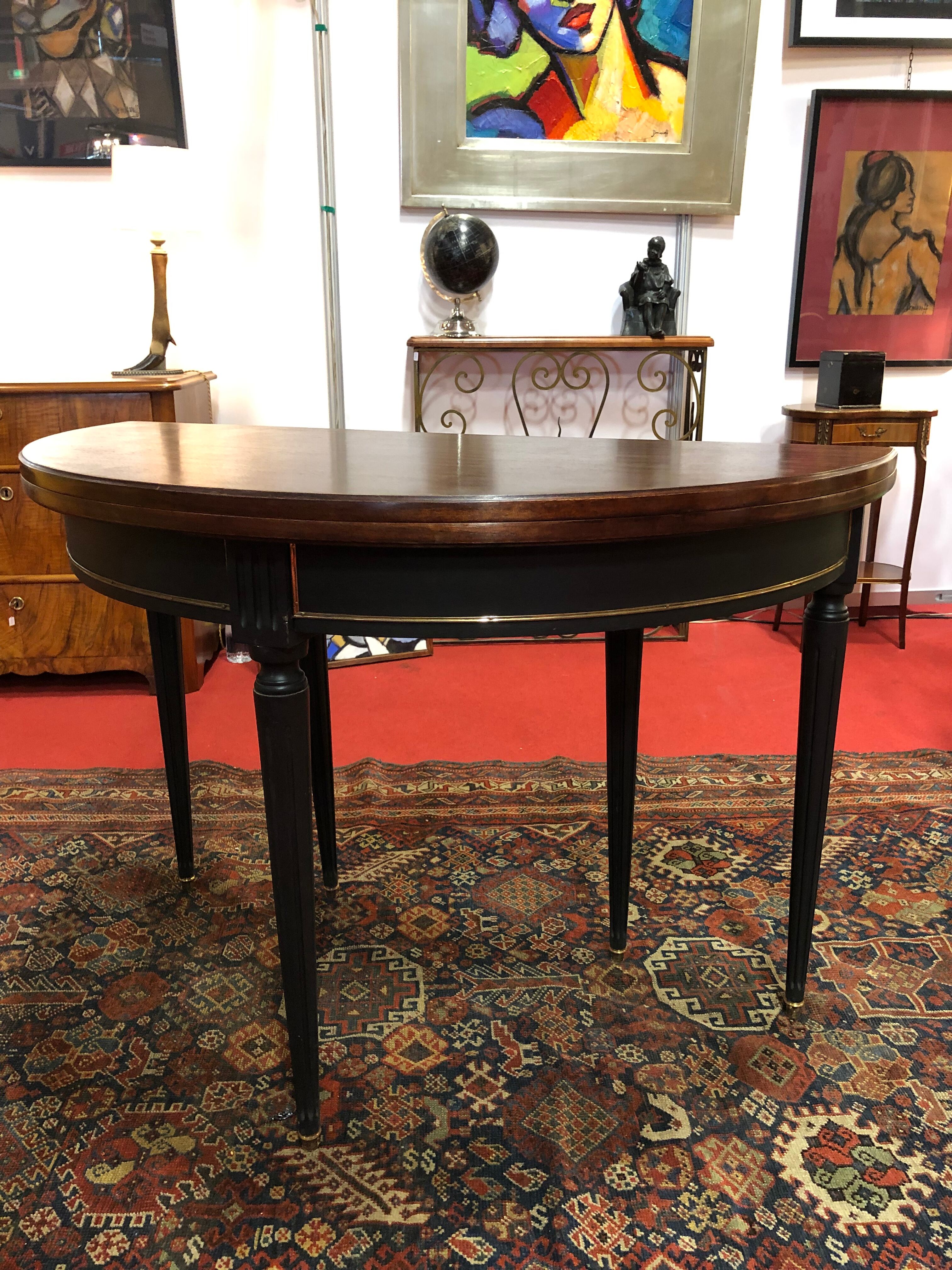Half-moon table with extensions