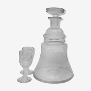 Carafe en verre ciselé avec 2 verres