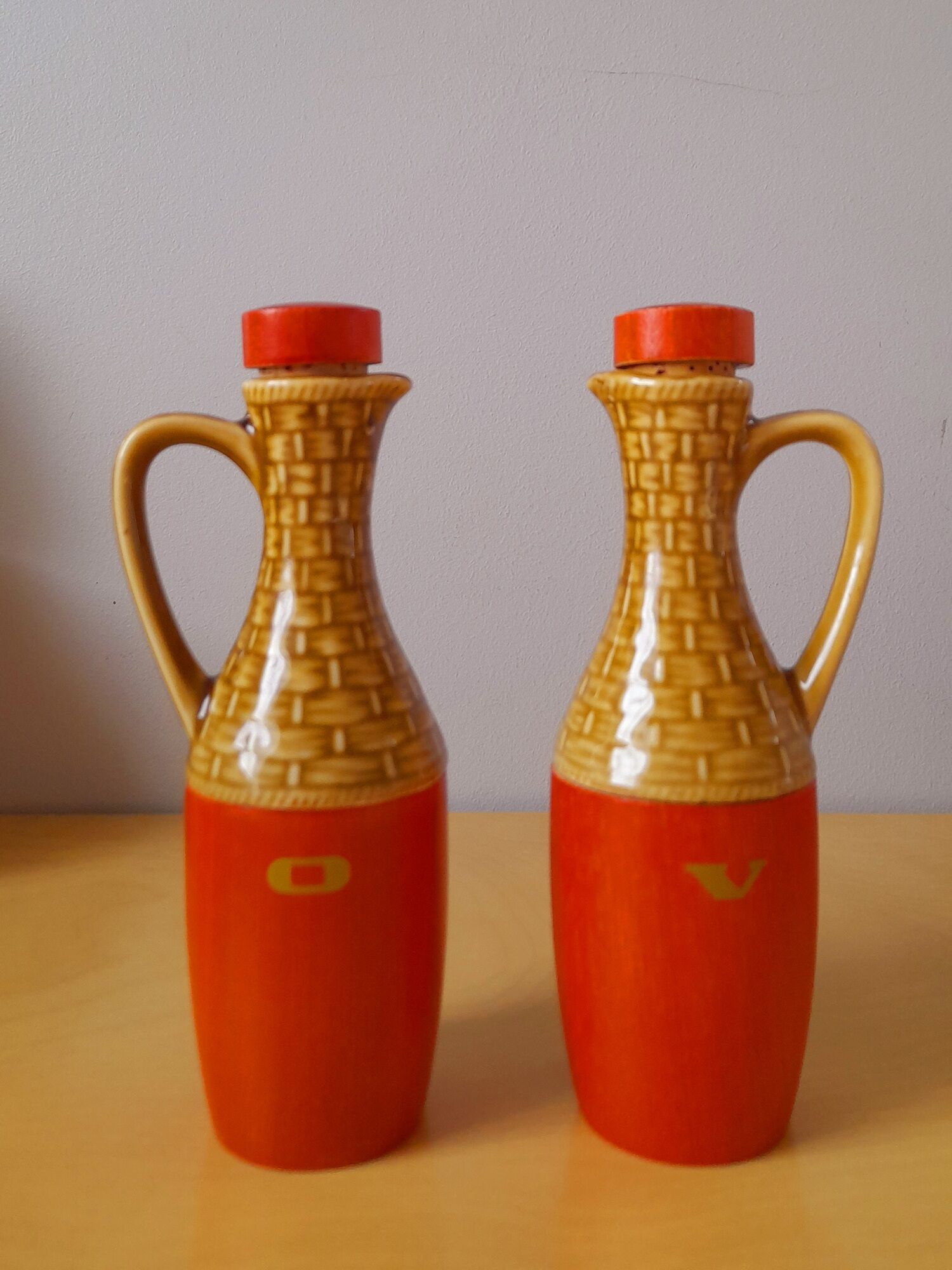 Oil and vinegar service in ceramic and wood