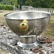 Grand seau à champagne en aluminium avec poignées dorées.