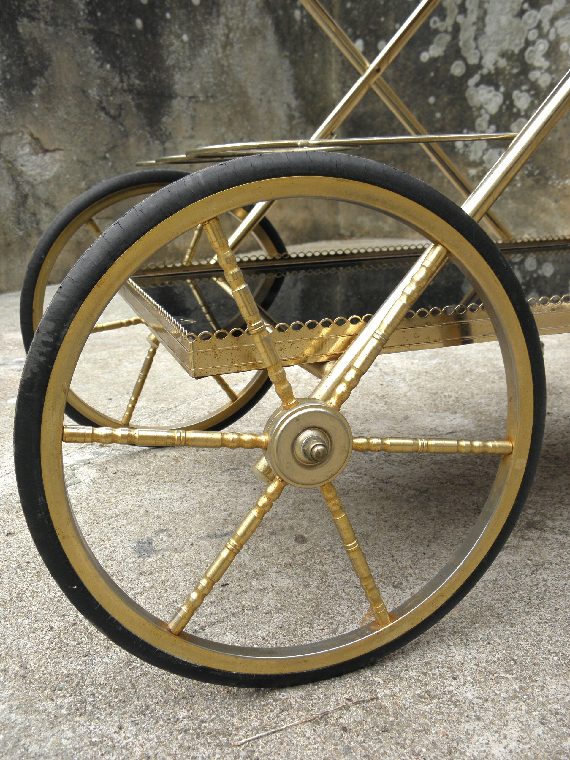Rolling dessert in gold metal