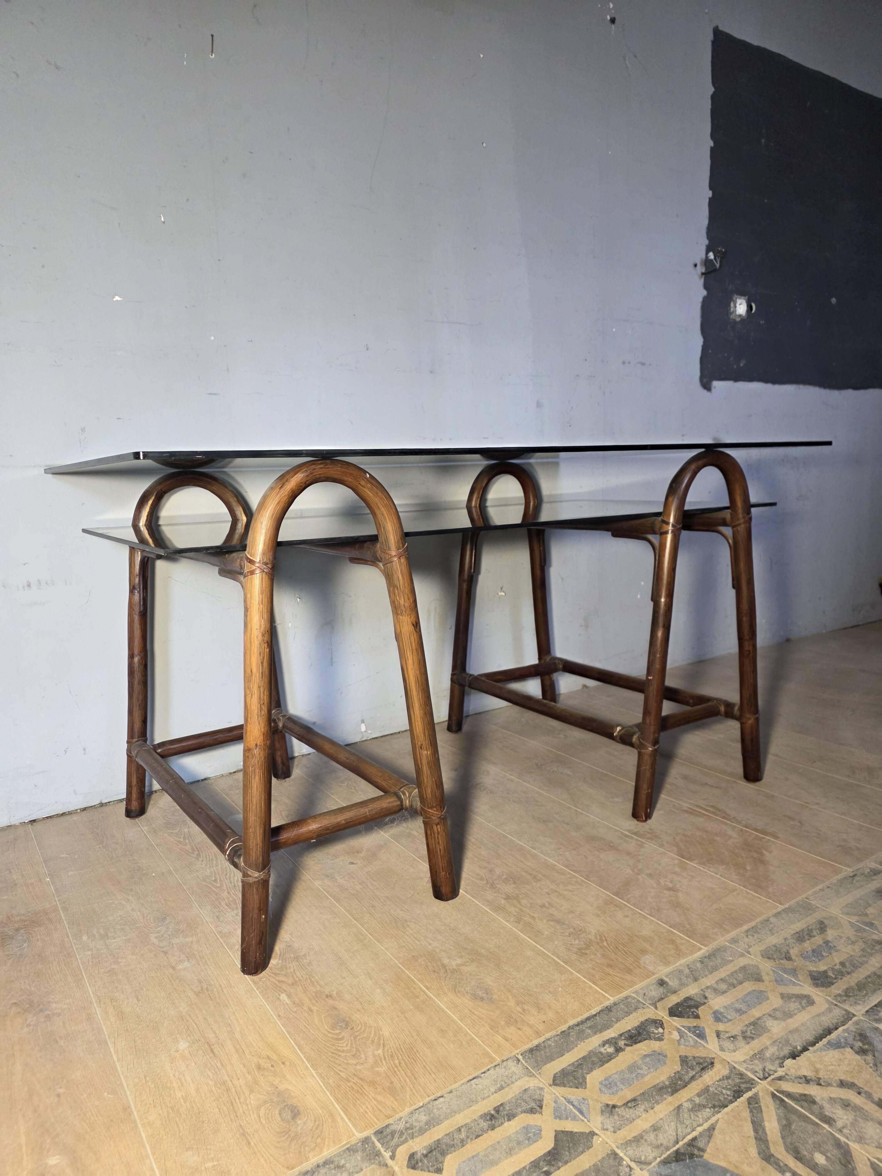 Bureau en rotin double plateau en verre fumé, années 70.