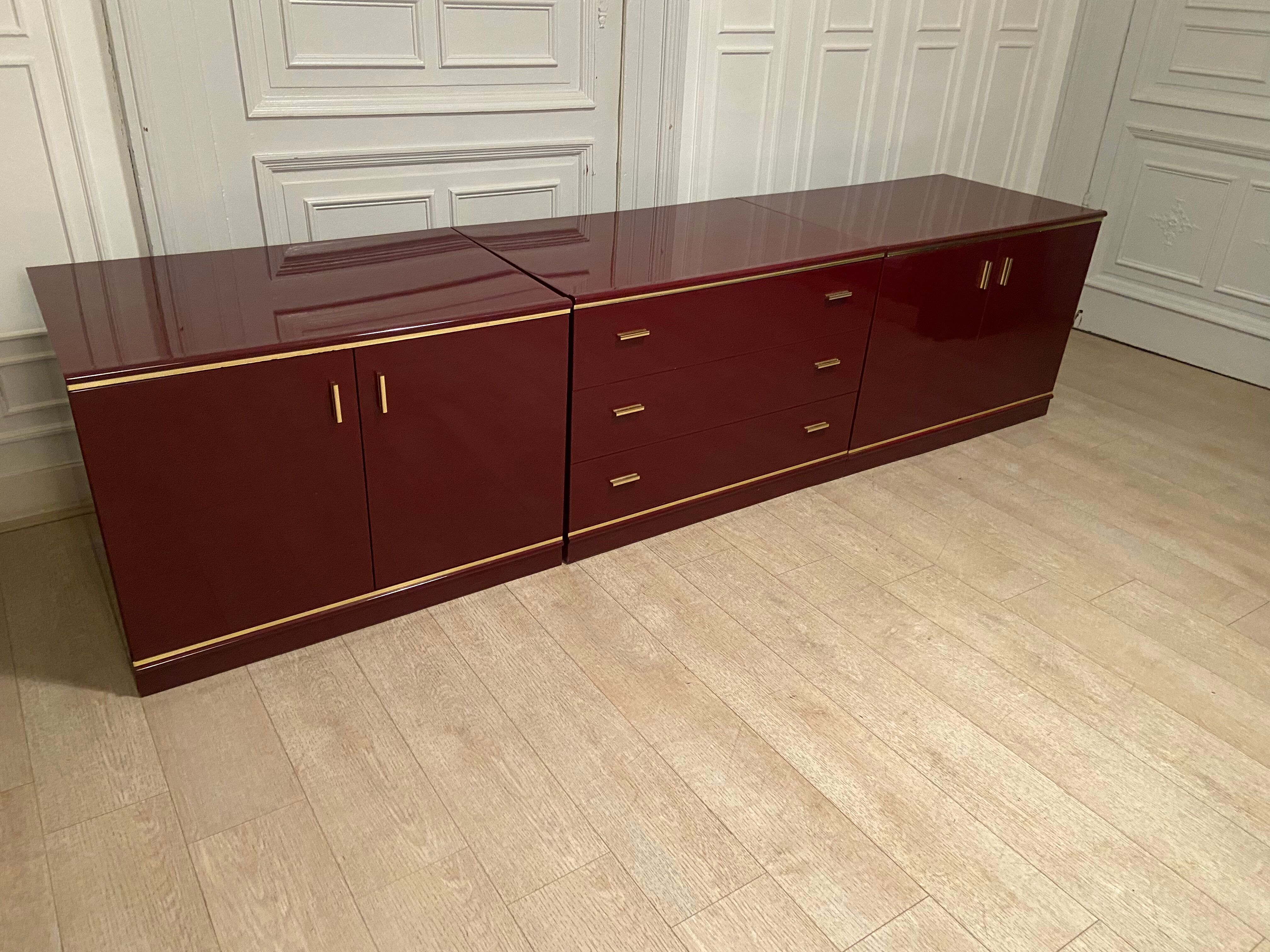 Enfilade laquée bordeaux et laiton 1970s