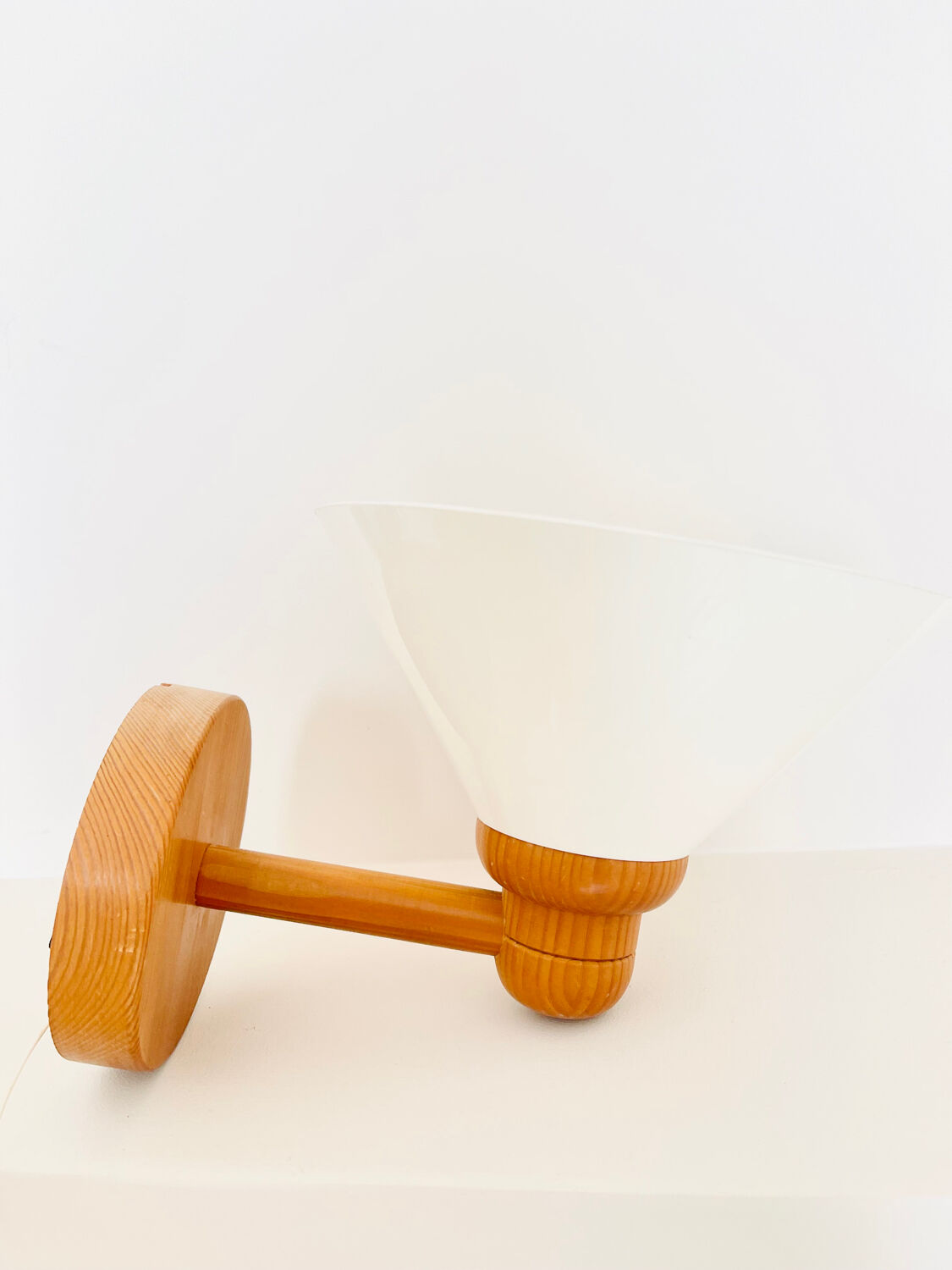 Scandinavian wall lamp in pine, circa 1970.