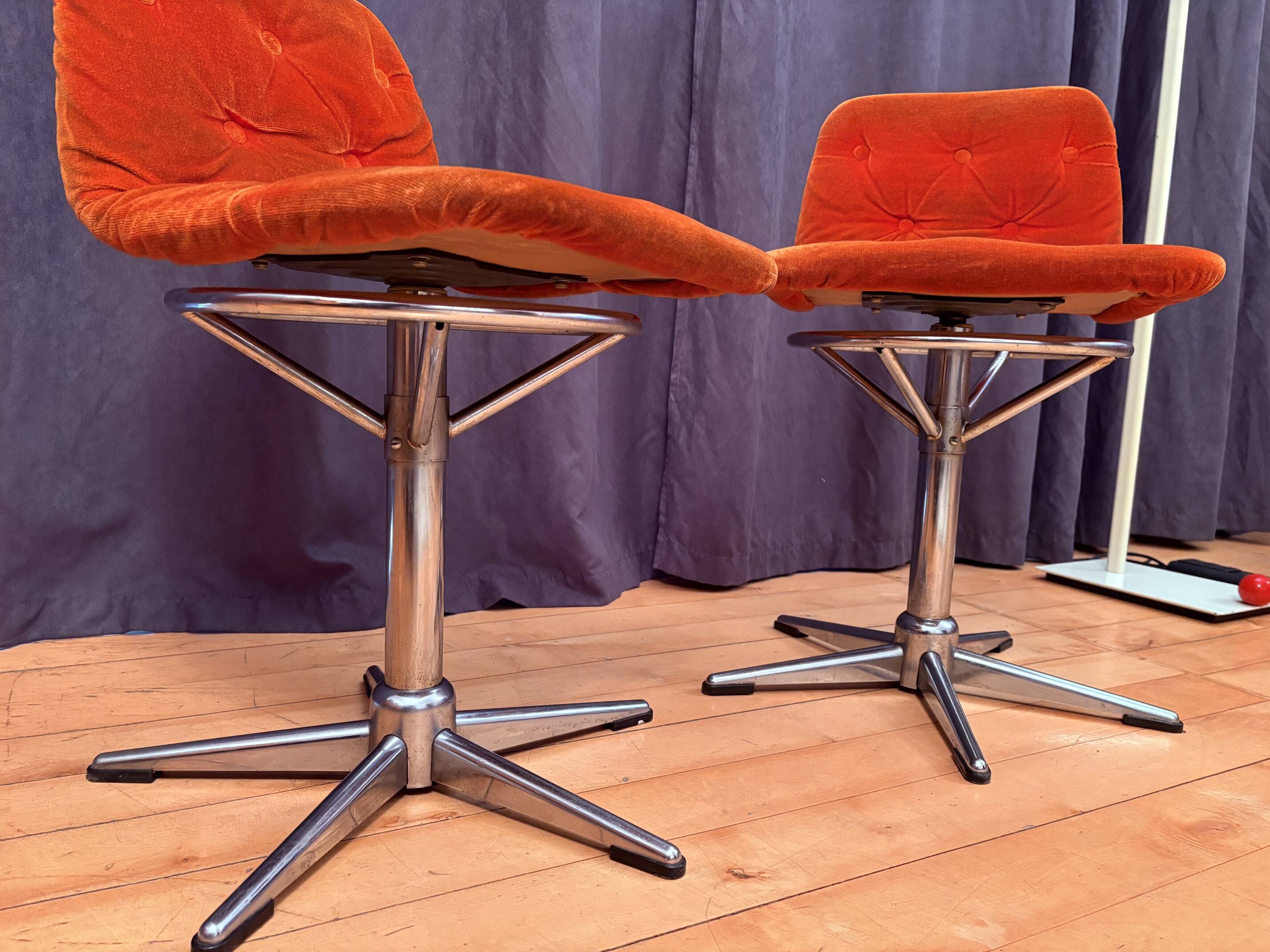 Paire de chaises pivotantes, années 1960