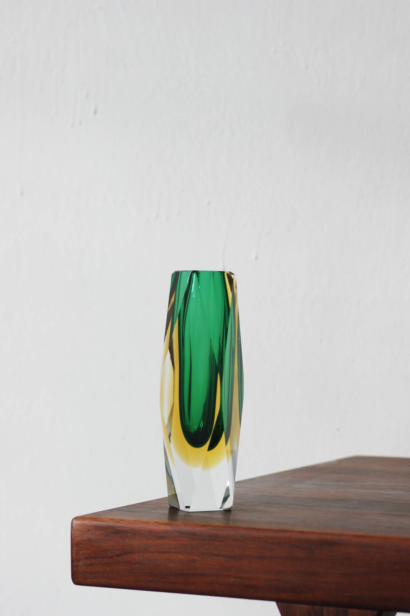Vase à facettes en verre Sommerso vert et ambré