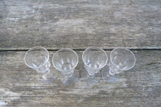 Set of 4 glasses with old feet for liquor