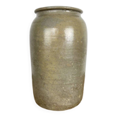 Grey-beige glazed stoneware pot, early 19th century.