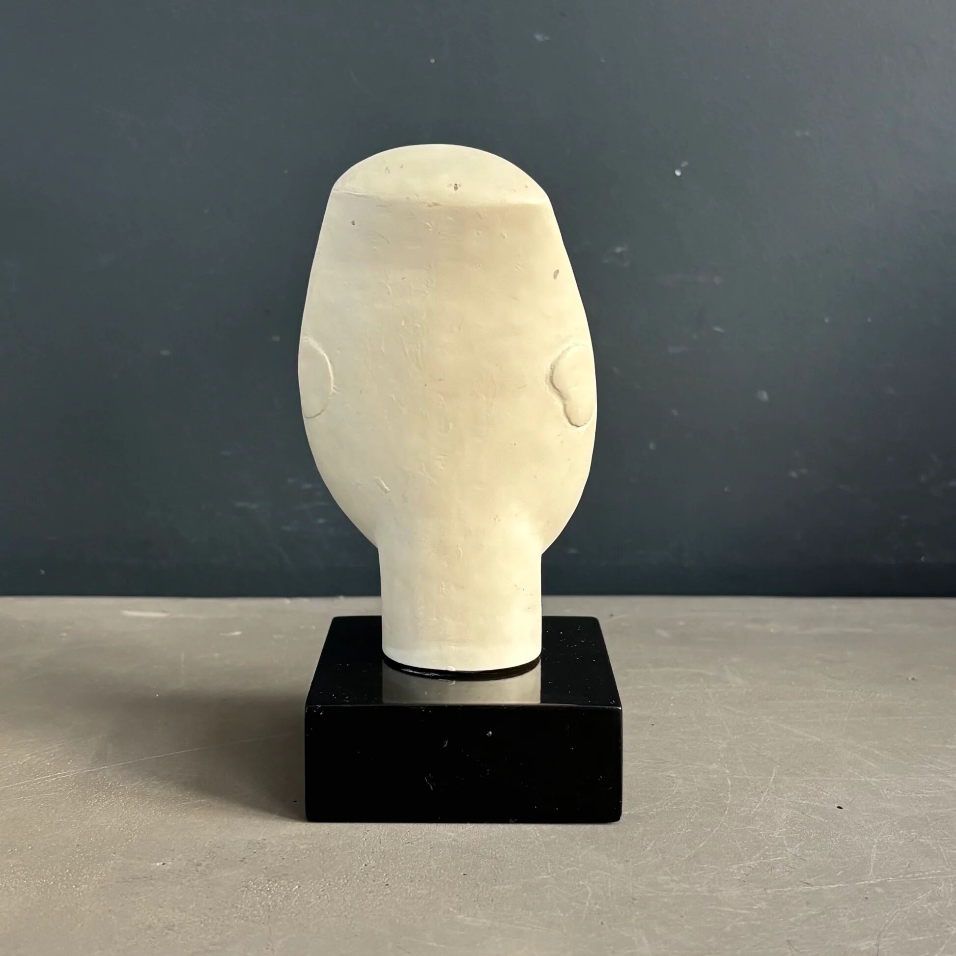 Tête en plâtre - Sculpture sur socle