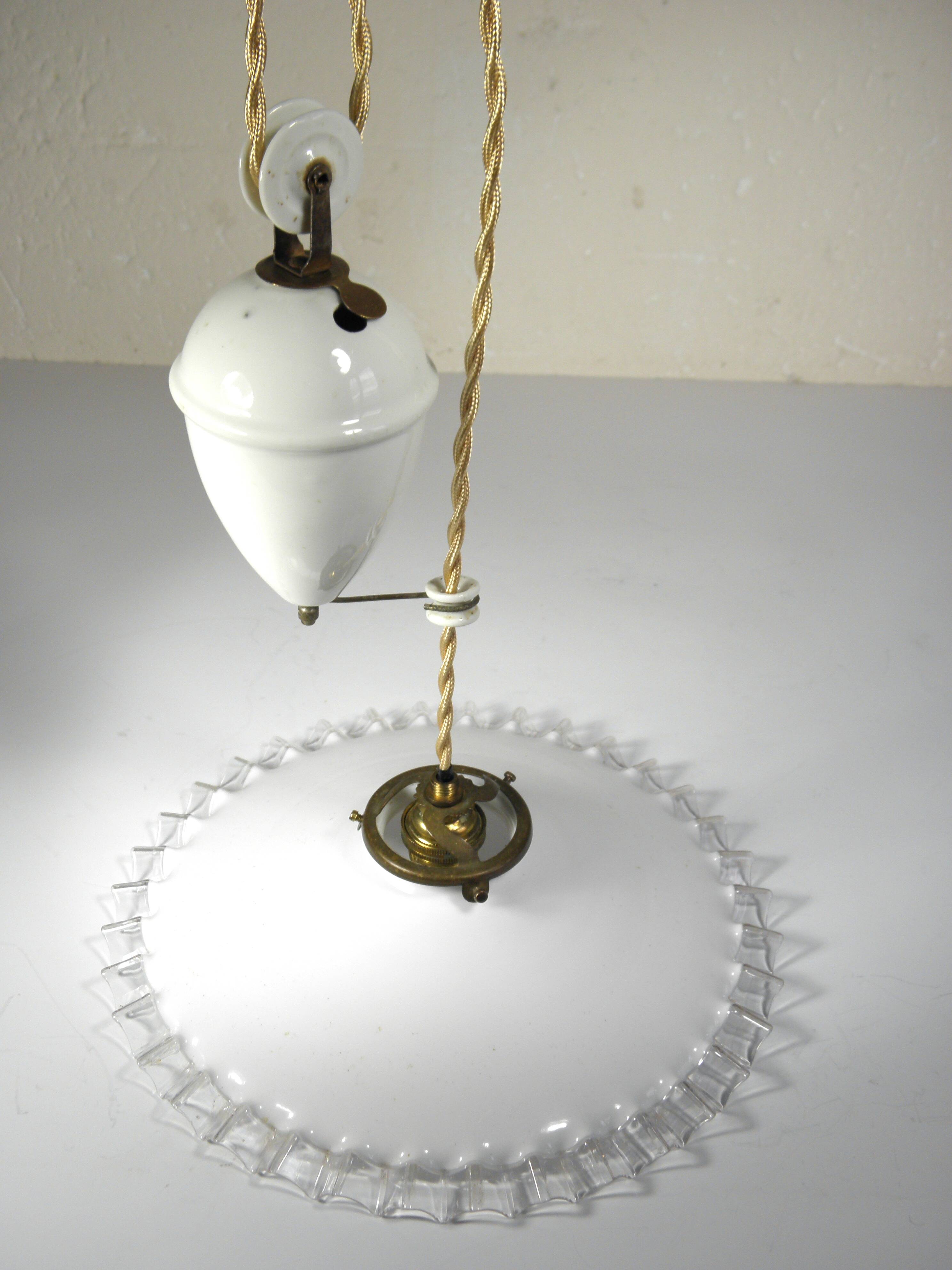 Suspension "monte et baisse" en opaline, années 40