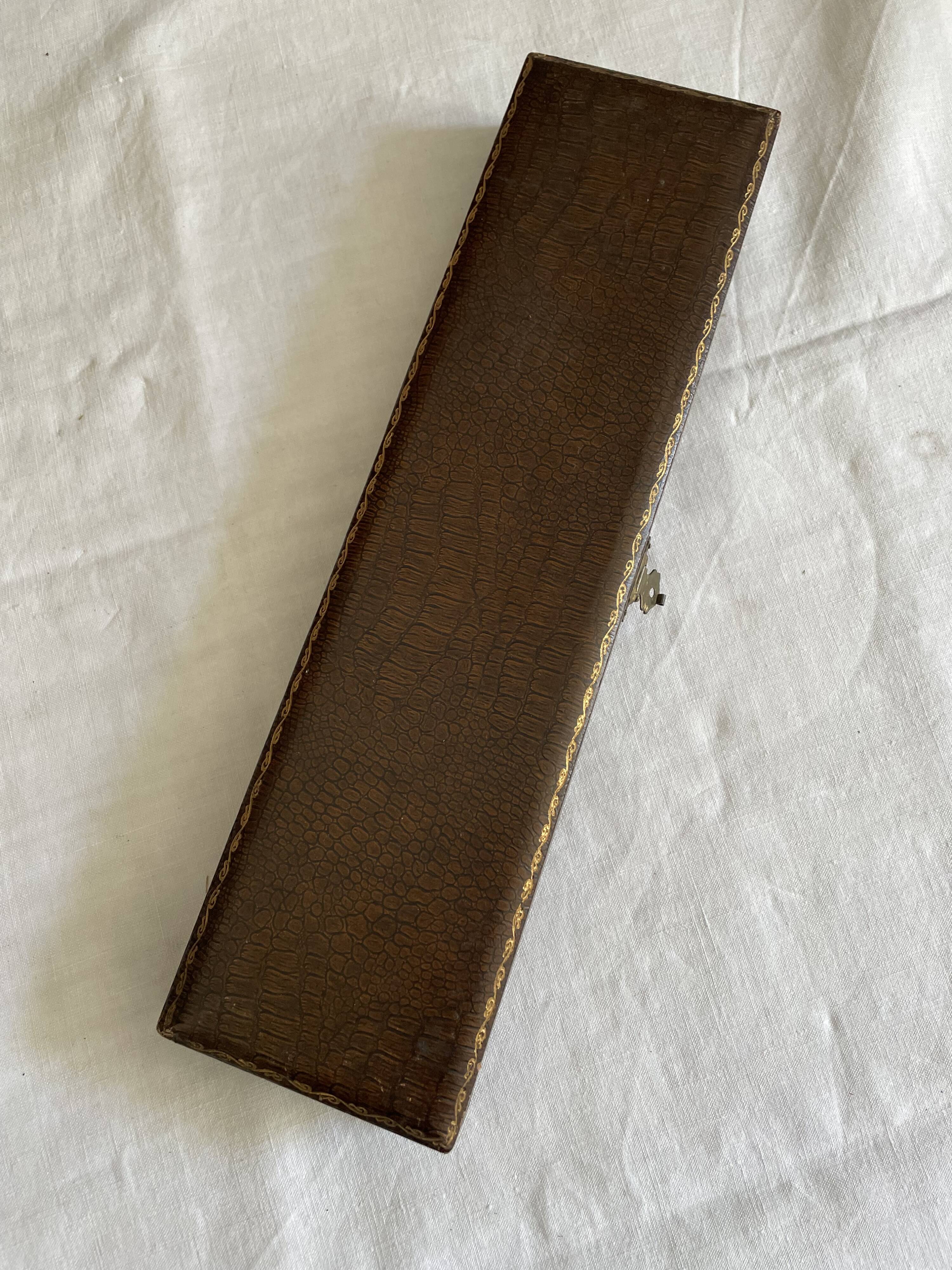 Service of silver leg cutlery in their case