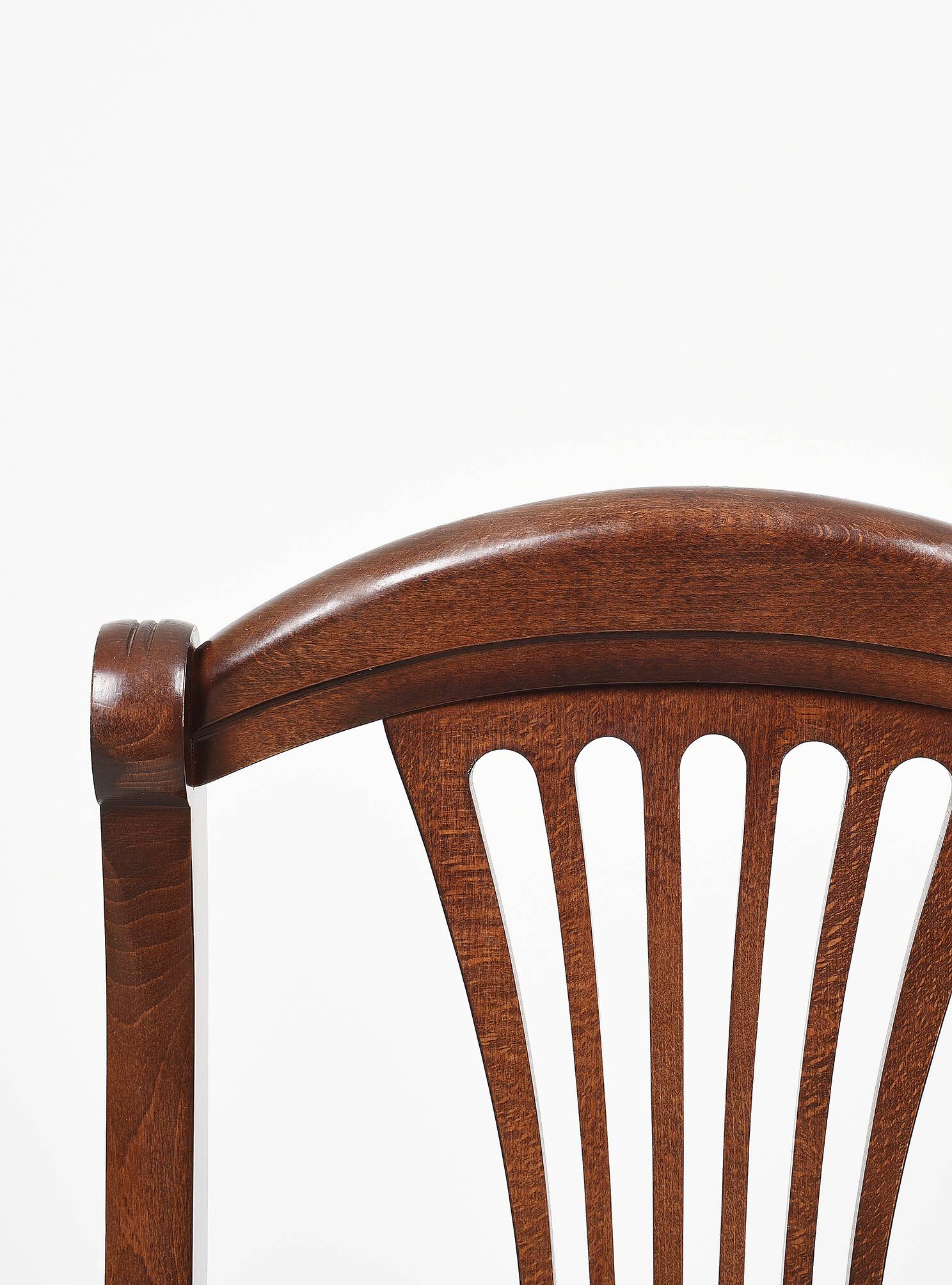Ensemble de 4 chaises tapissées de style Art Déco pour salle à manger.