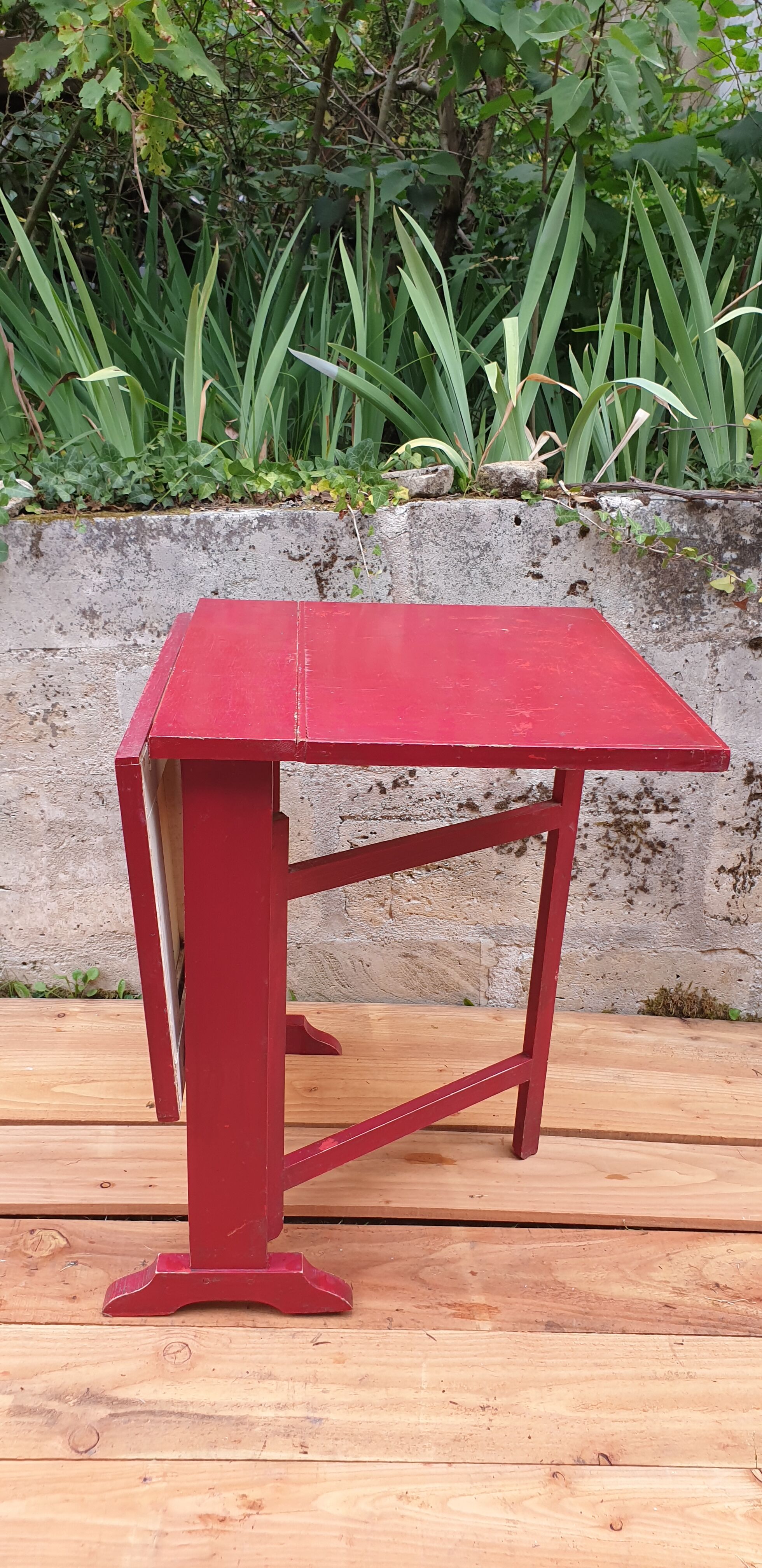 Red retractable table