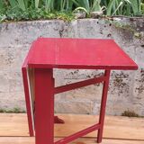 Red retractable table