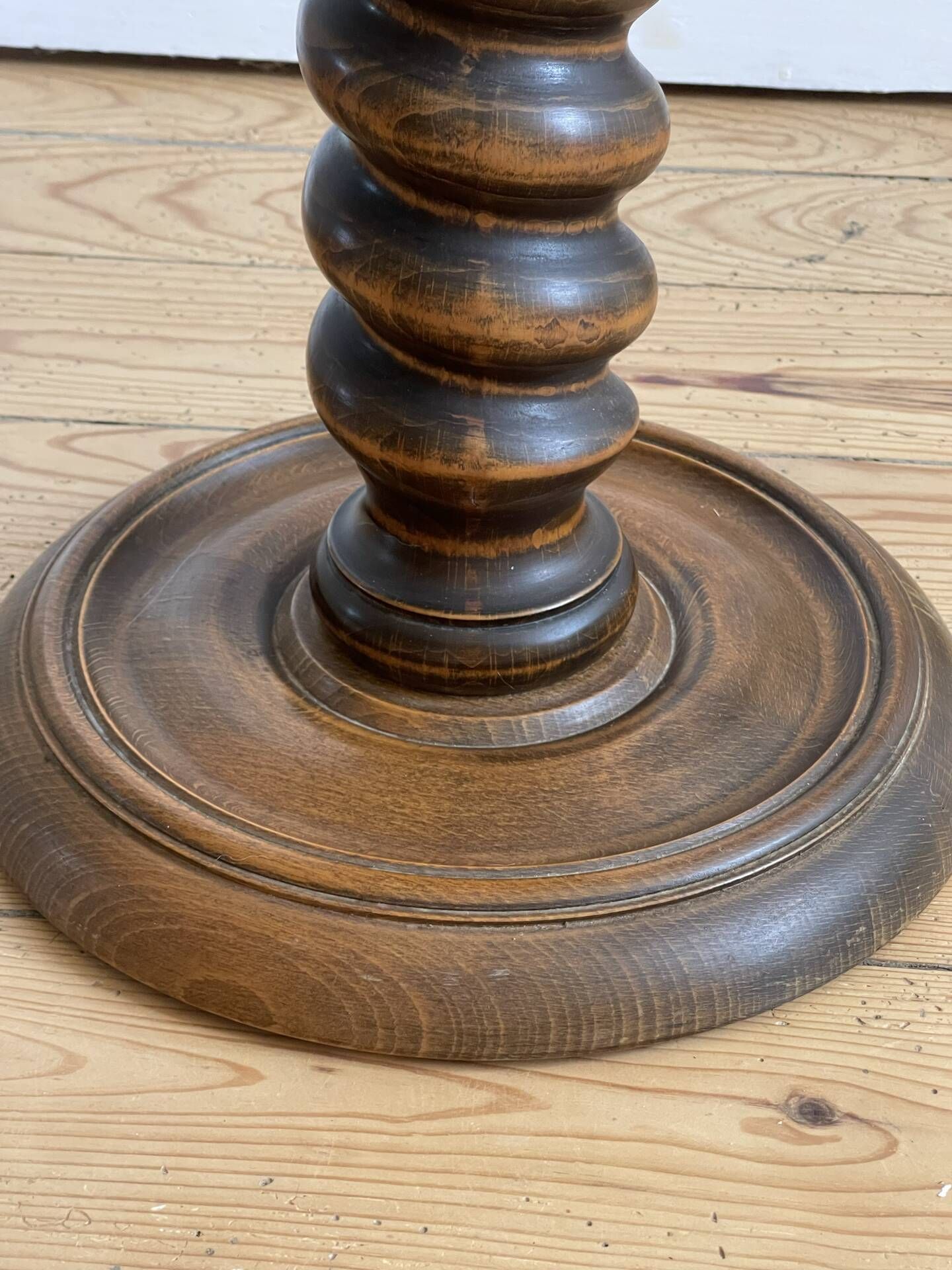 Table d’appoint en bois tourné