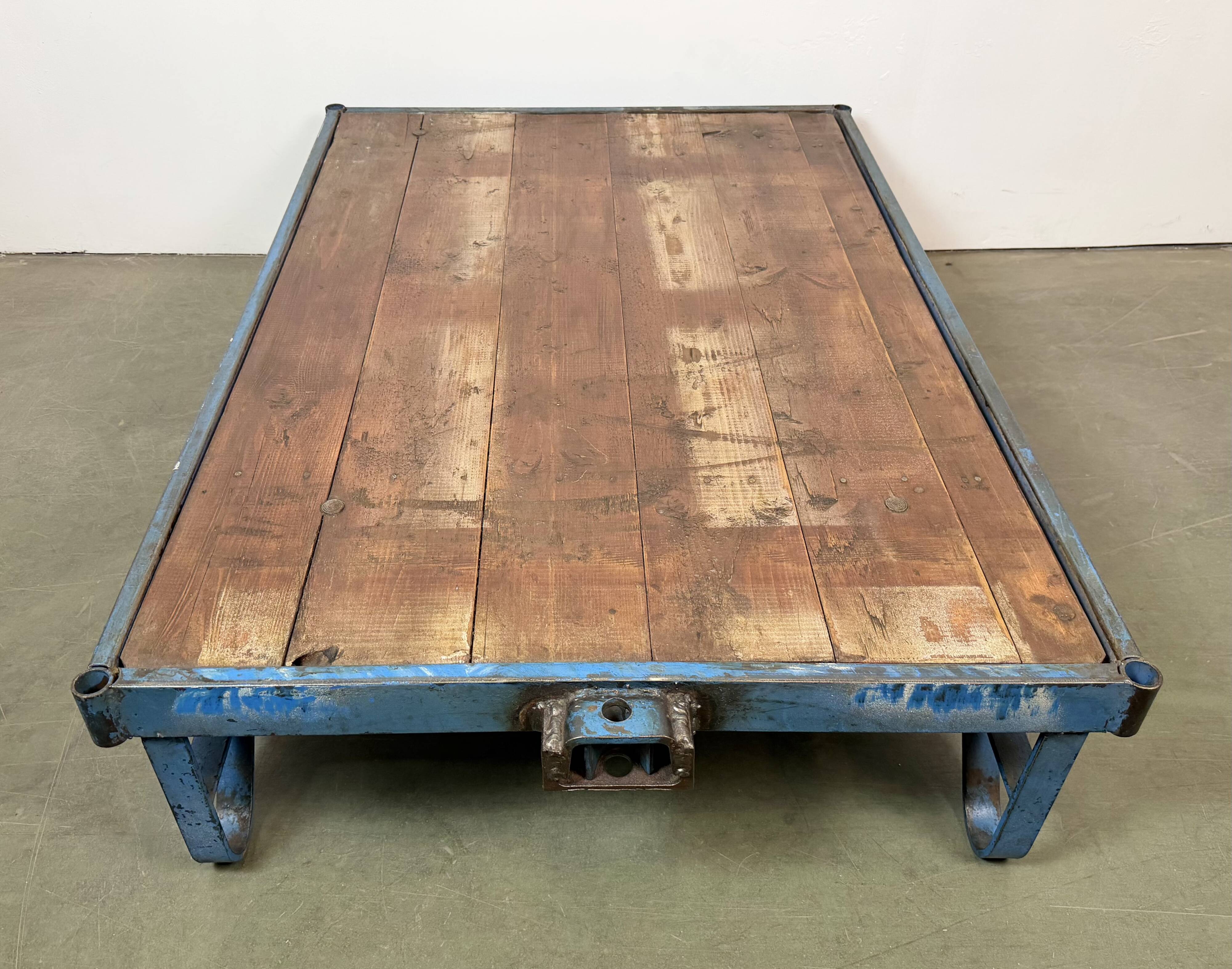 Table basse industrielle bleue, années 1960