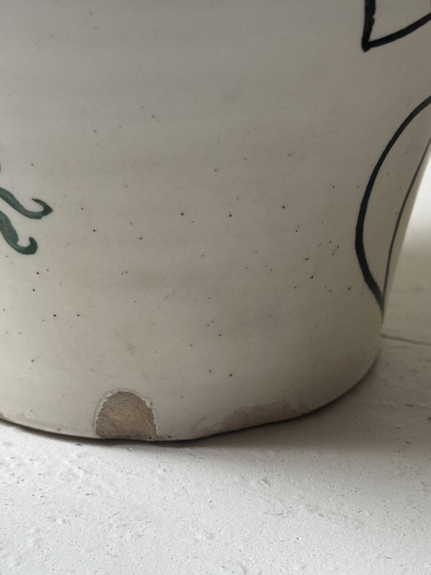 Large white vase decorated with stylised women Cérart Monaco, dlg Matisse 1950