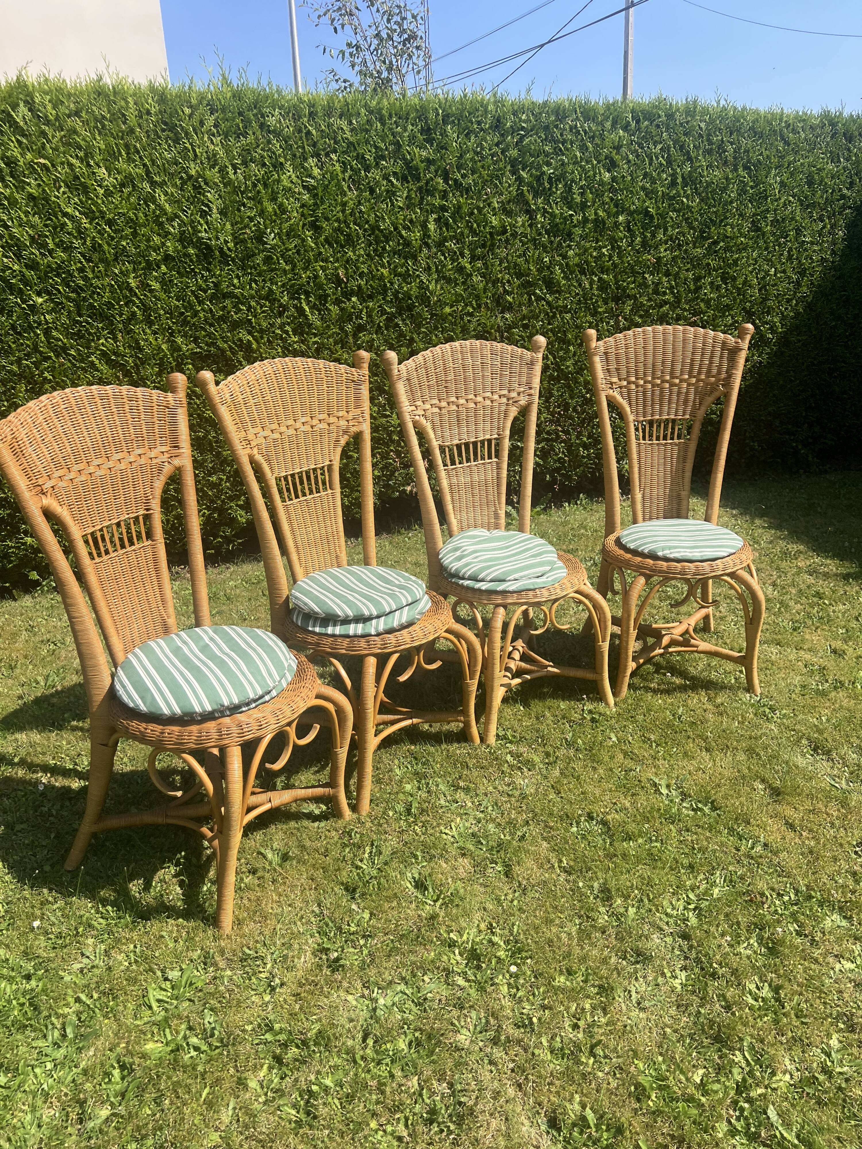 Very beautiful set of 4 antique rattan chairs. Luxury model, perfect condition.