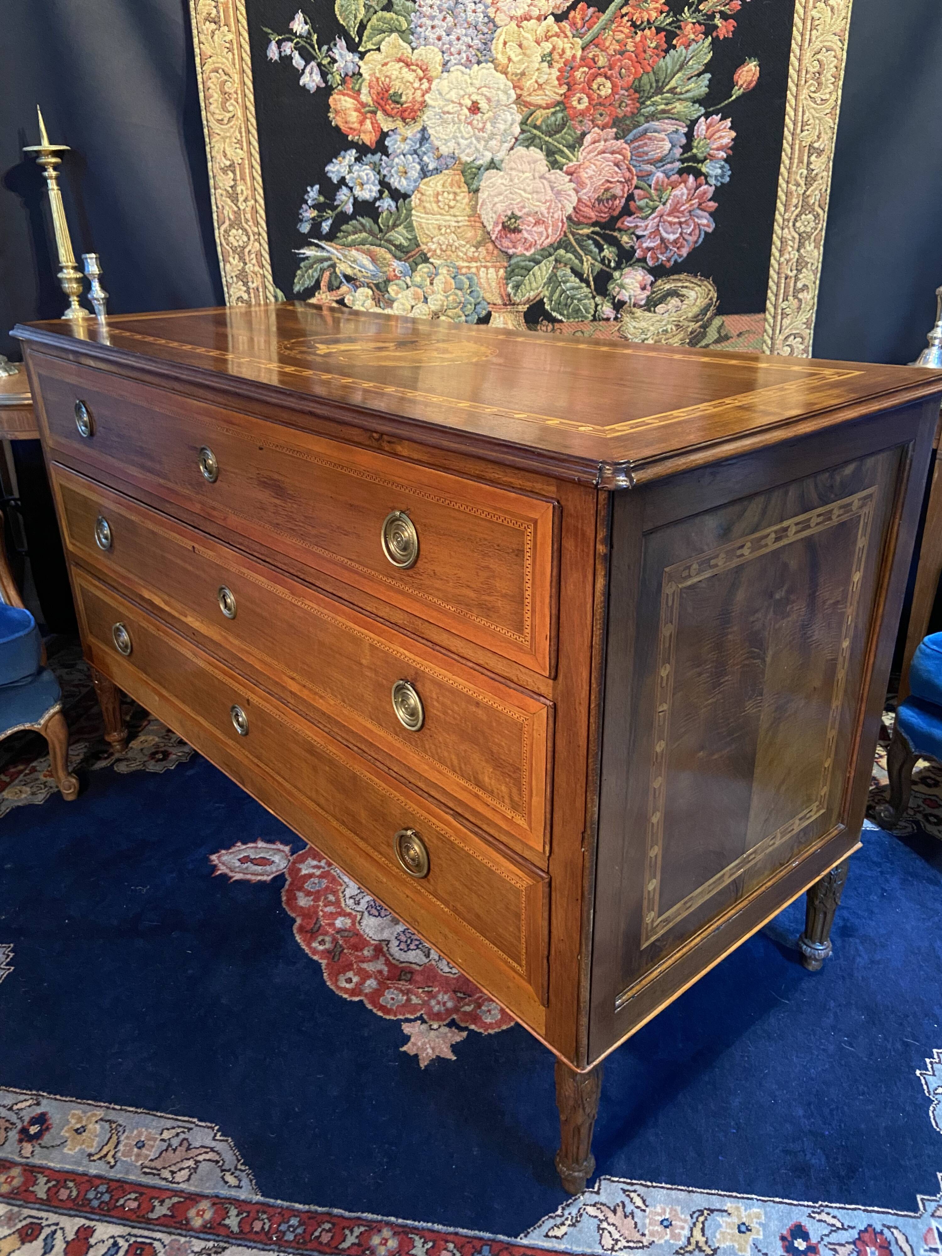 Large Louis XVI chest of drawers with 3 drawers, marquetry decoration depicting an antique scene from the late 18th century.