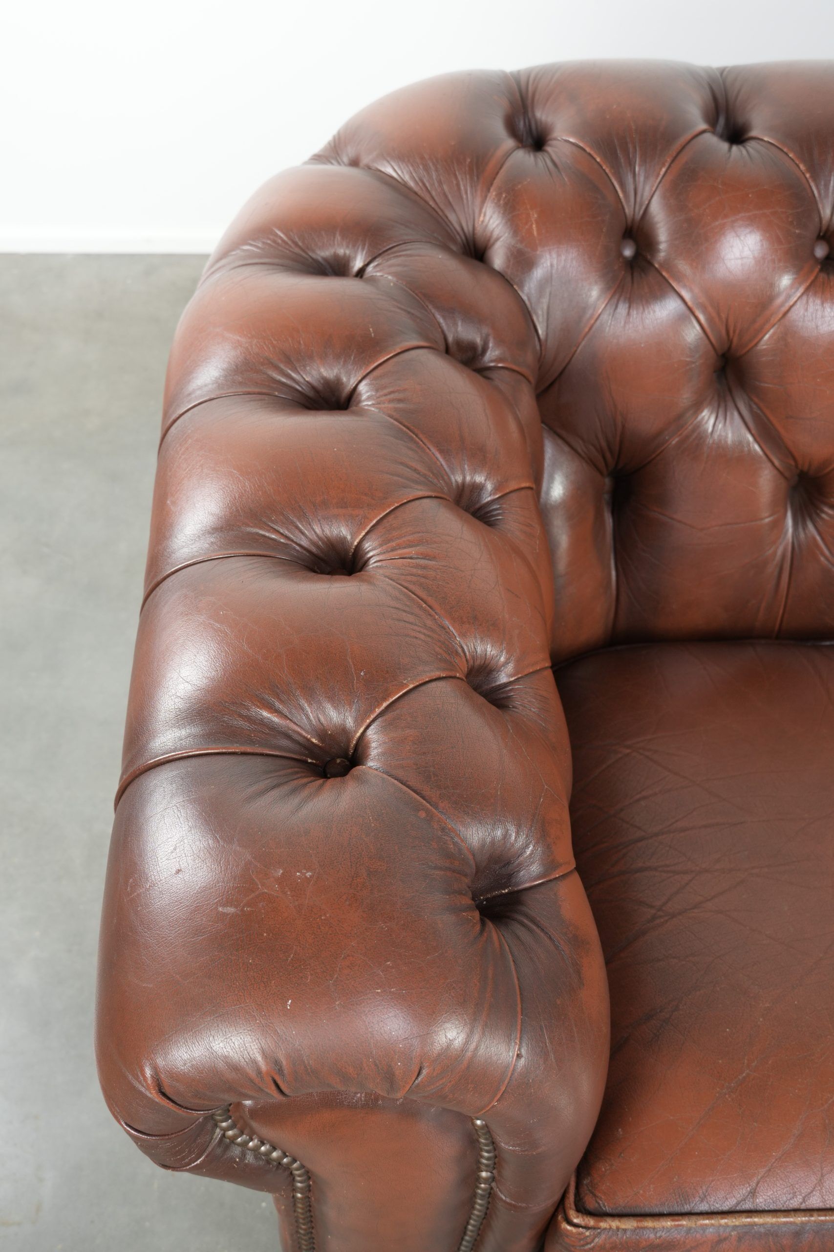 Canapé chesterfield 2,5 places en cuir de vachette vintage au look robuste