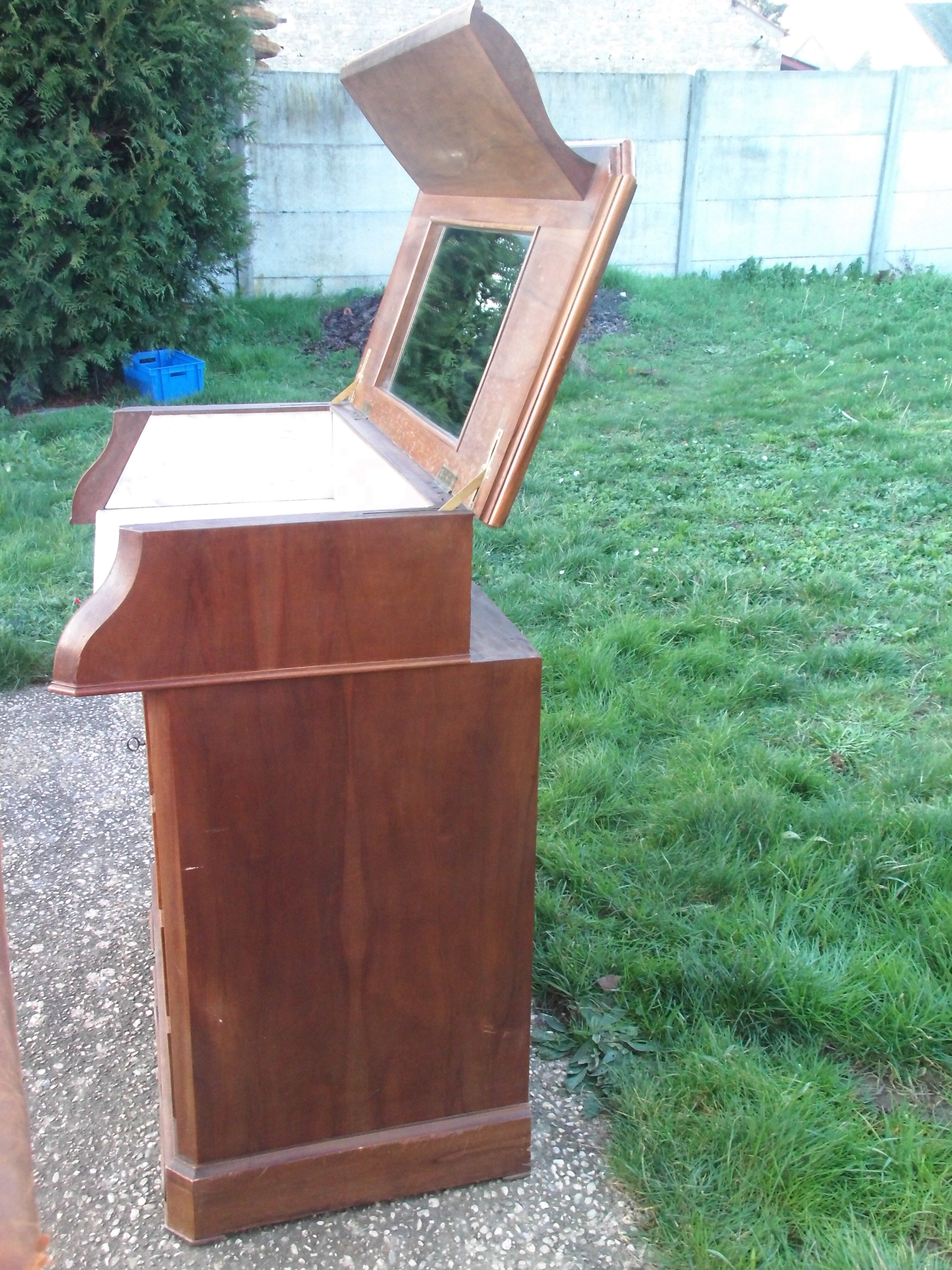 Hairdresser's toilet commodity called 1900 art deco