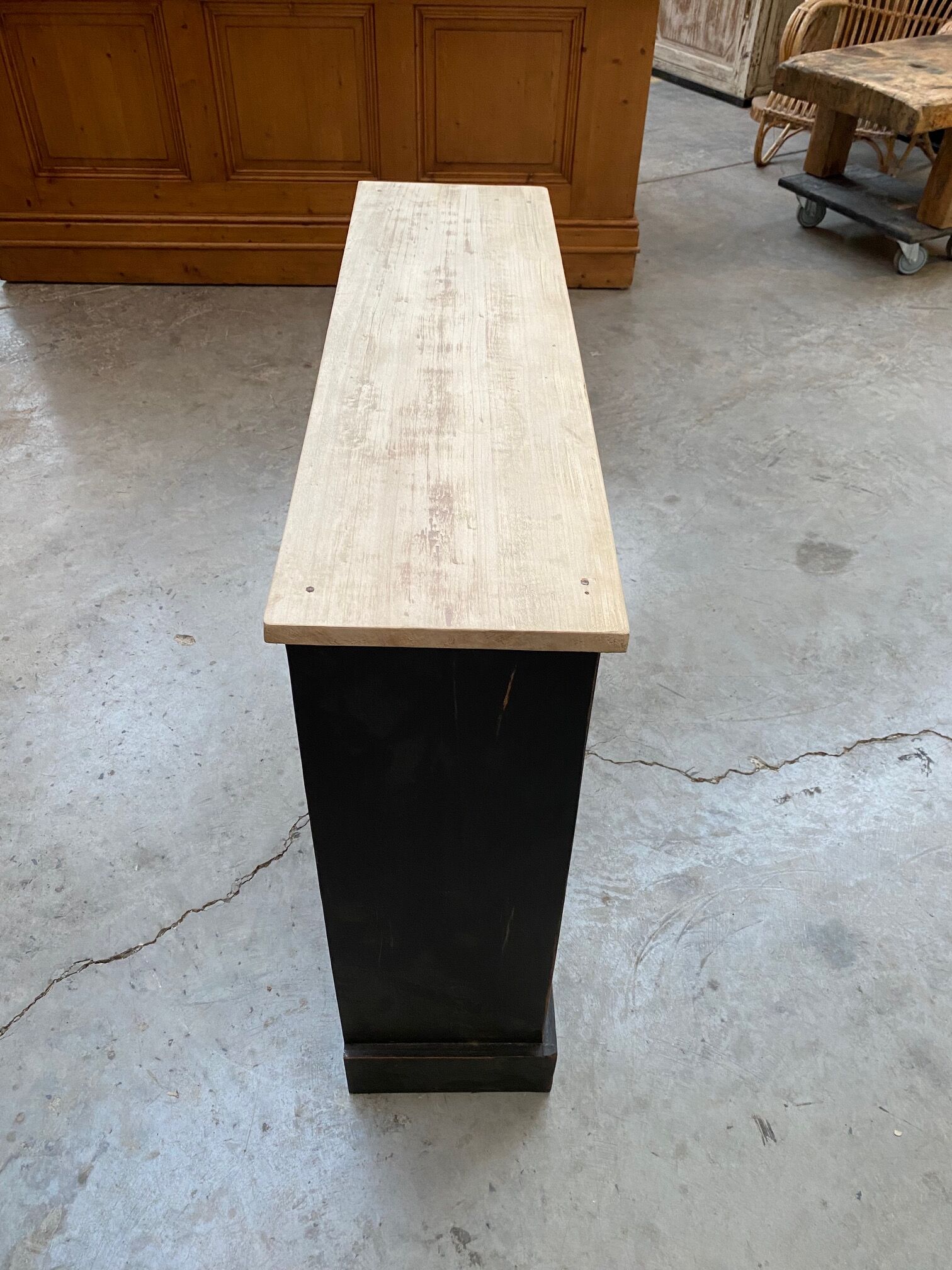 Storage cabinet with drawers