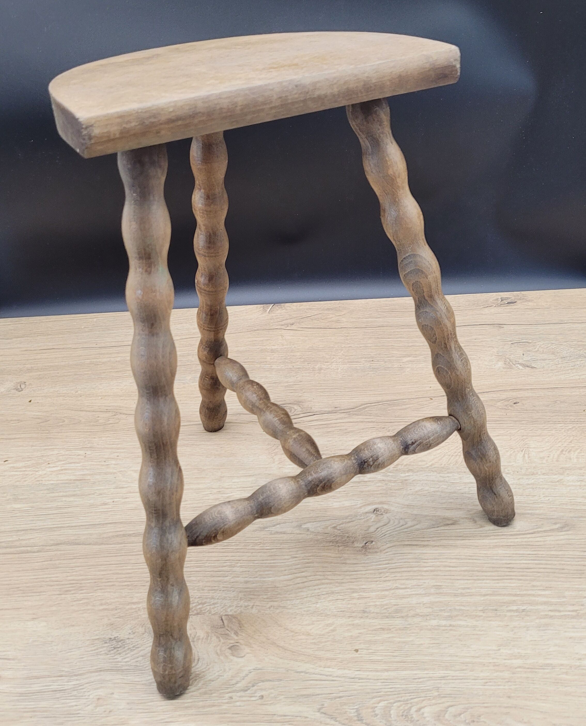 Tripod stool legs half-round balls