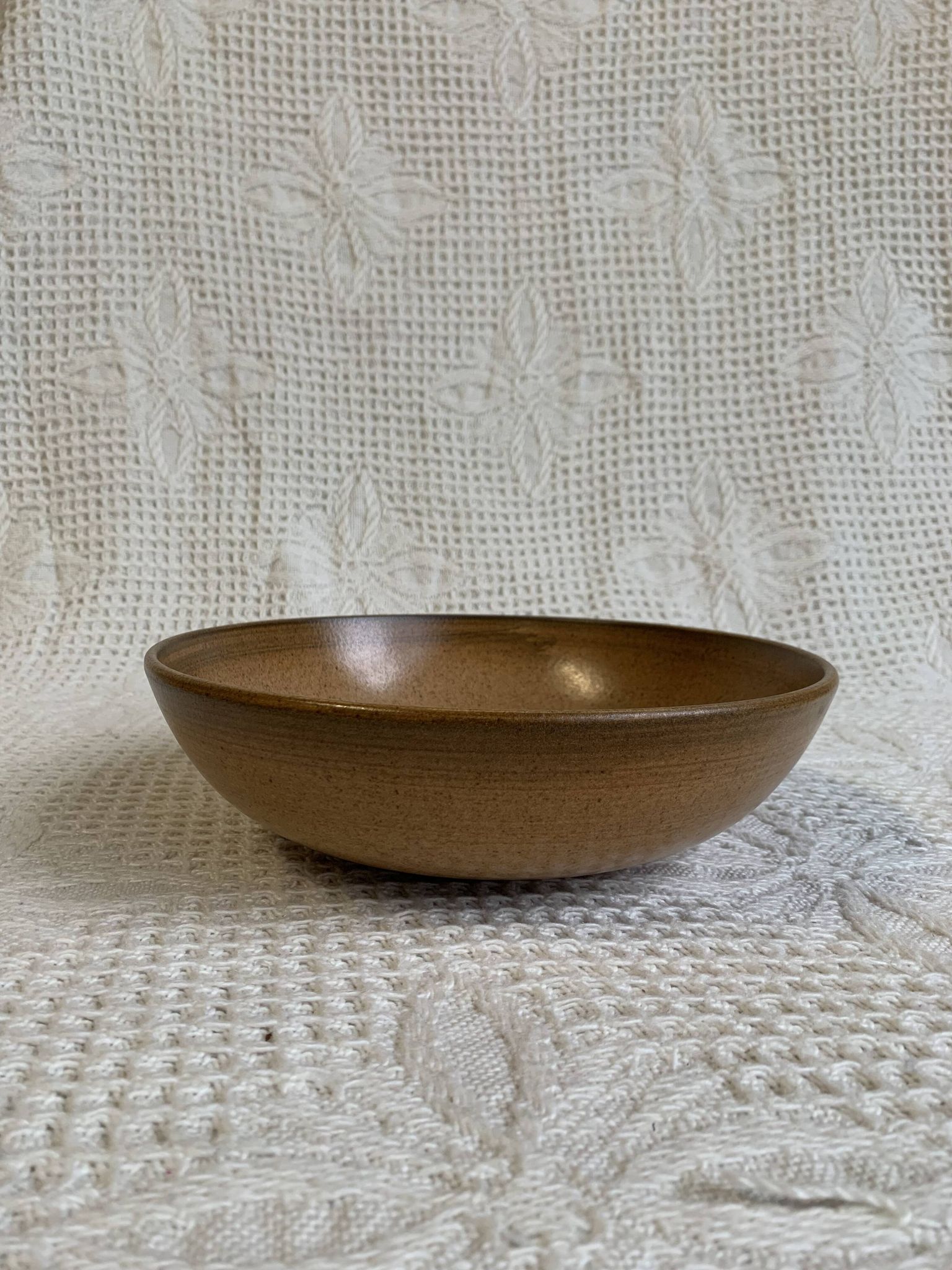 Saladier en grès vernissé Longchamp, datant des années 1970., dans les tons bruns