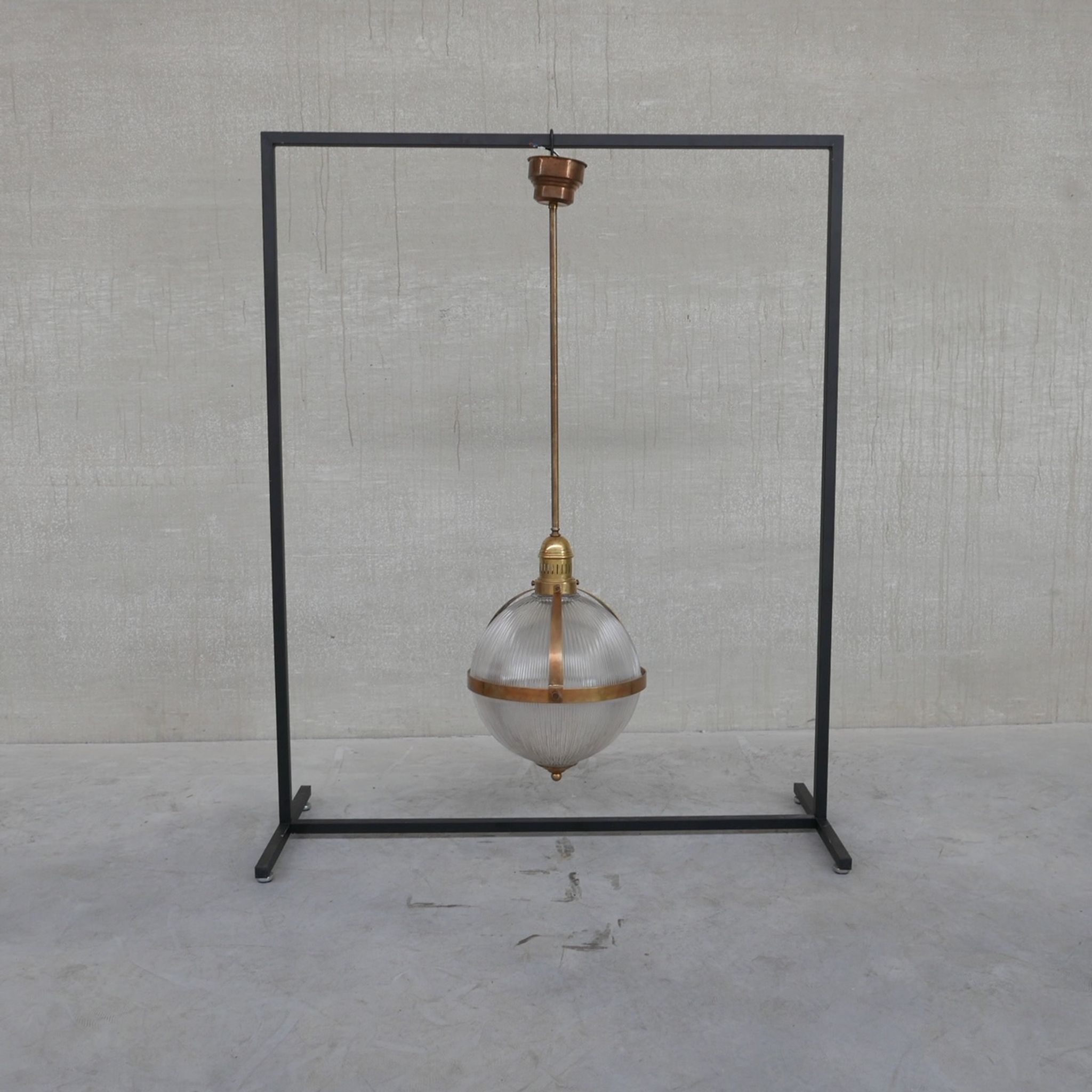 Suspension en laiton et en verre de style holophane du milieu du siècle