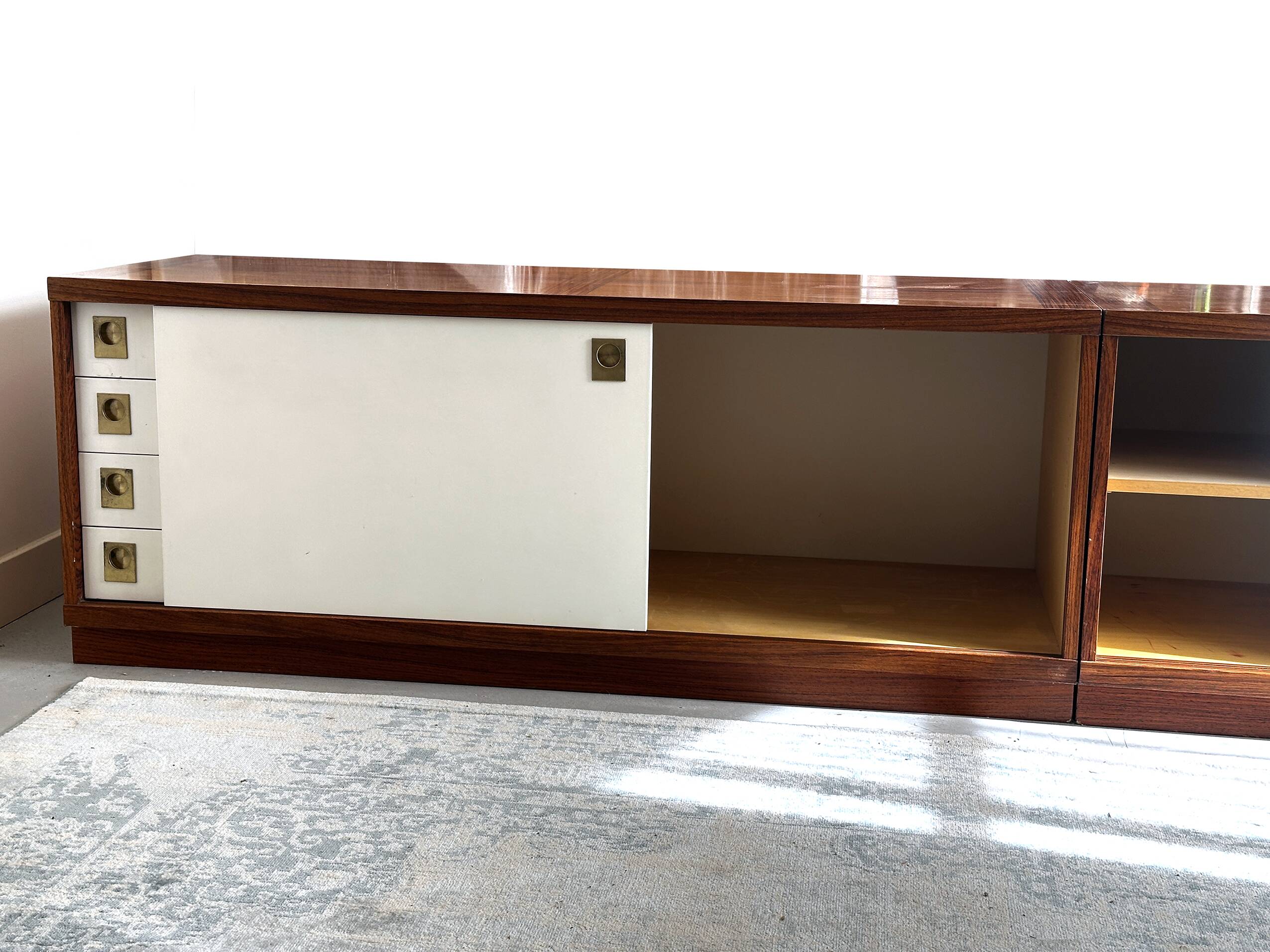 Deux buffets scandinaves (danois) en teck fin avec portes coulissantes