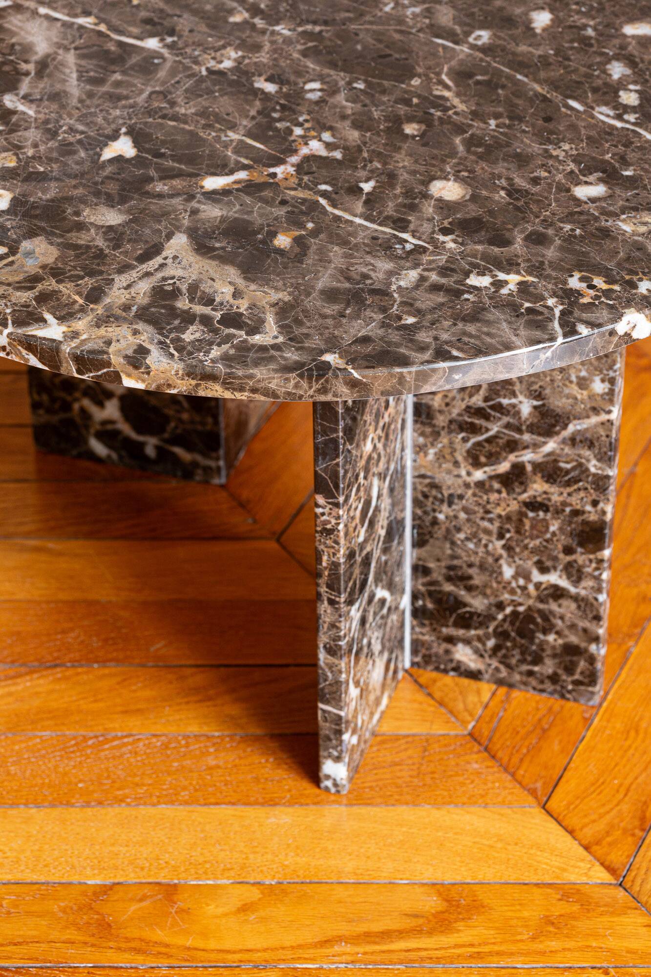 Round brown marble table