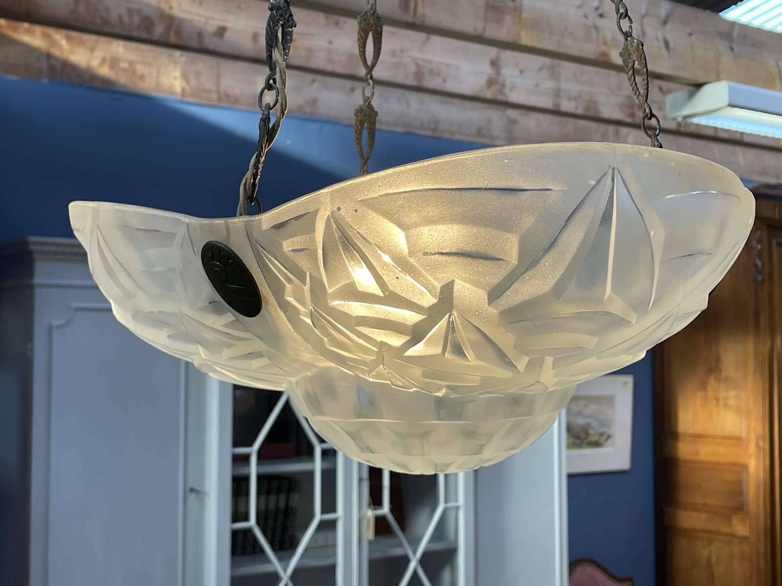 Art Deco suspension in moulded-pressed glass with geometric decoration signed Degué.