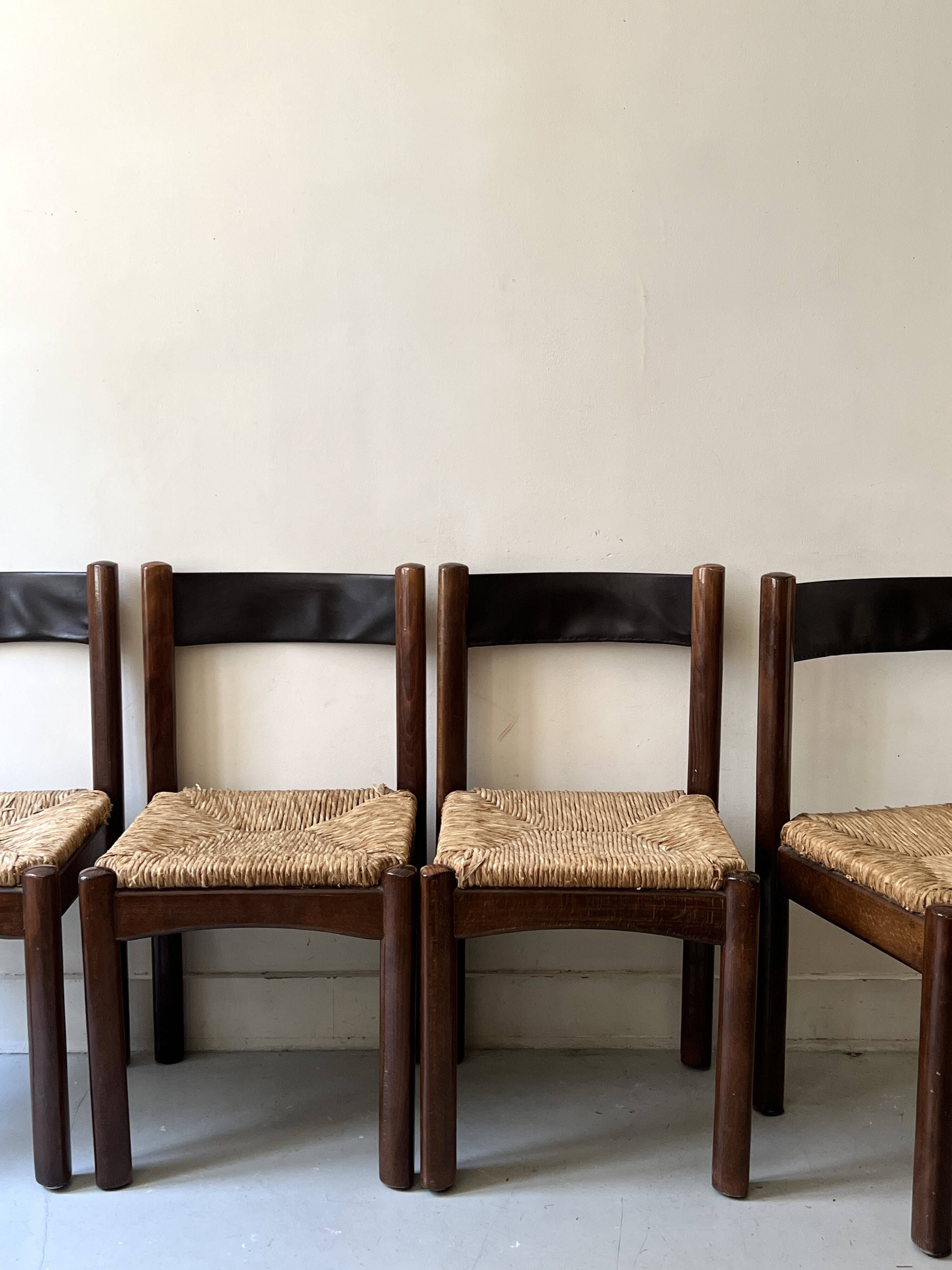 Lot of 4 modernist chairs in solid wood, leather and straw, Italy 1970.