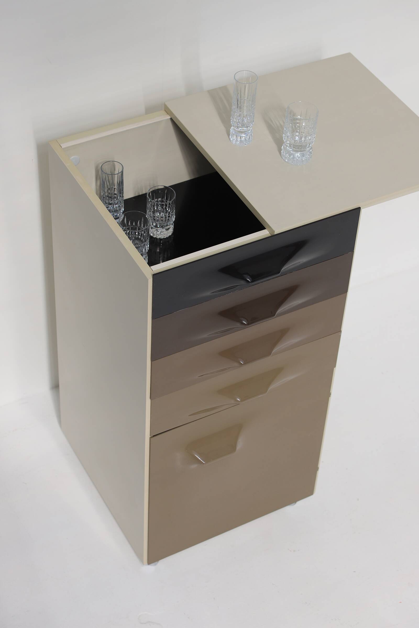 Raymond Loewy trolley cabinet Liquor Bar Df2000