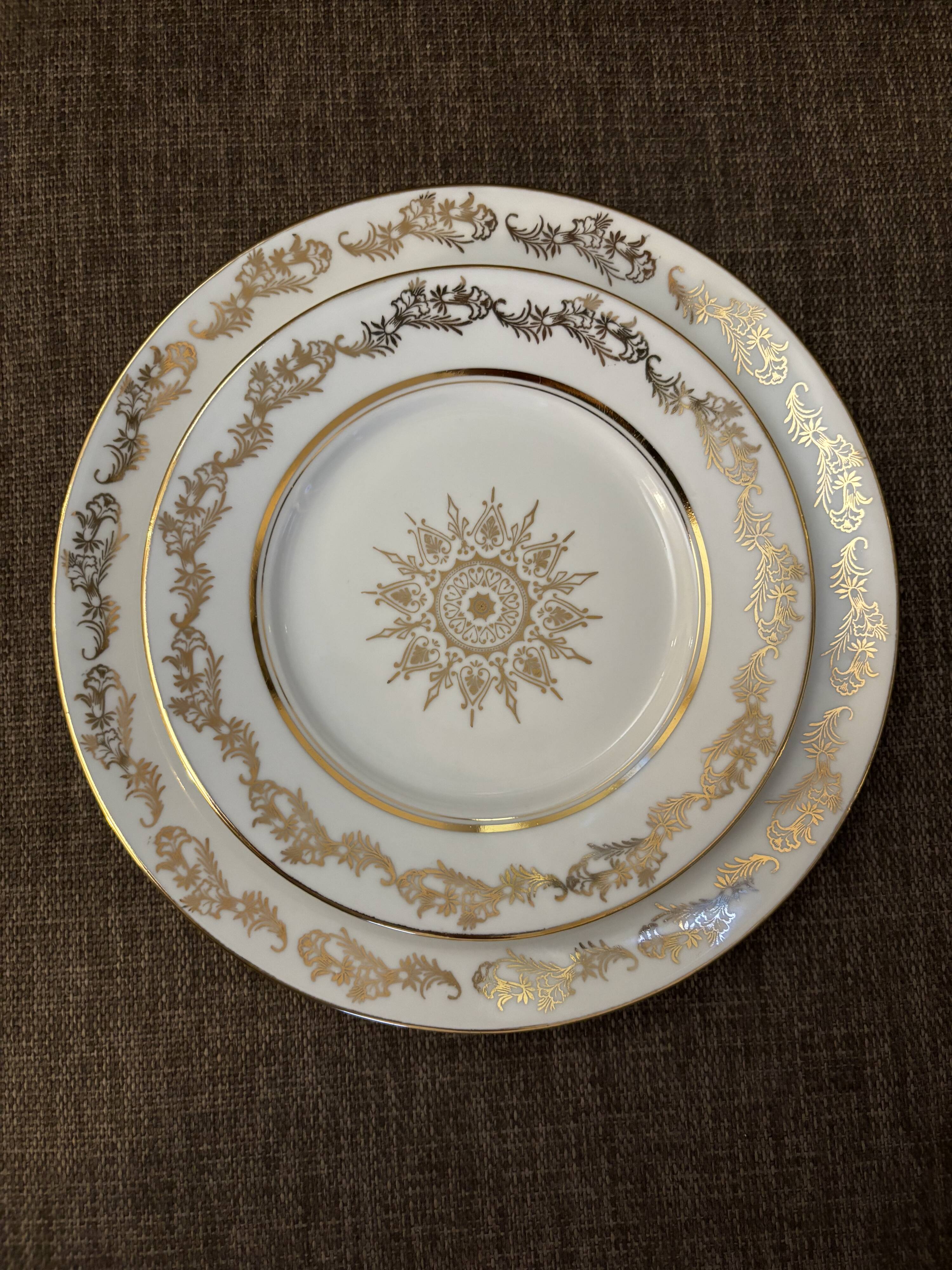 Magnifique service en porcelaine blanche et doree