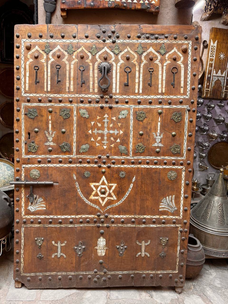 Patrimoine berbère : porte antique ornée d'os de chameau