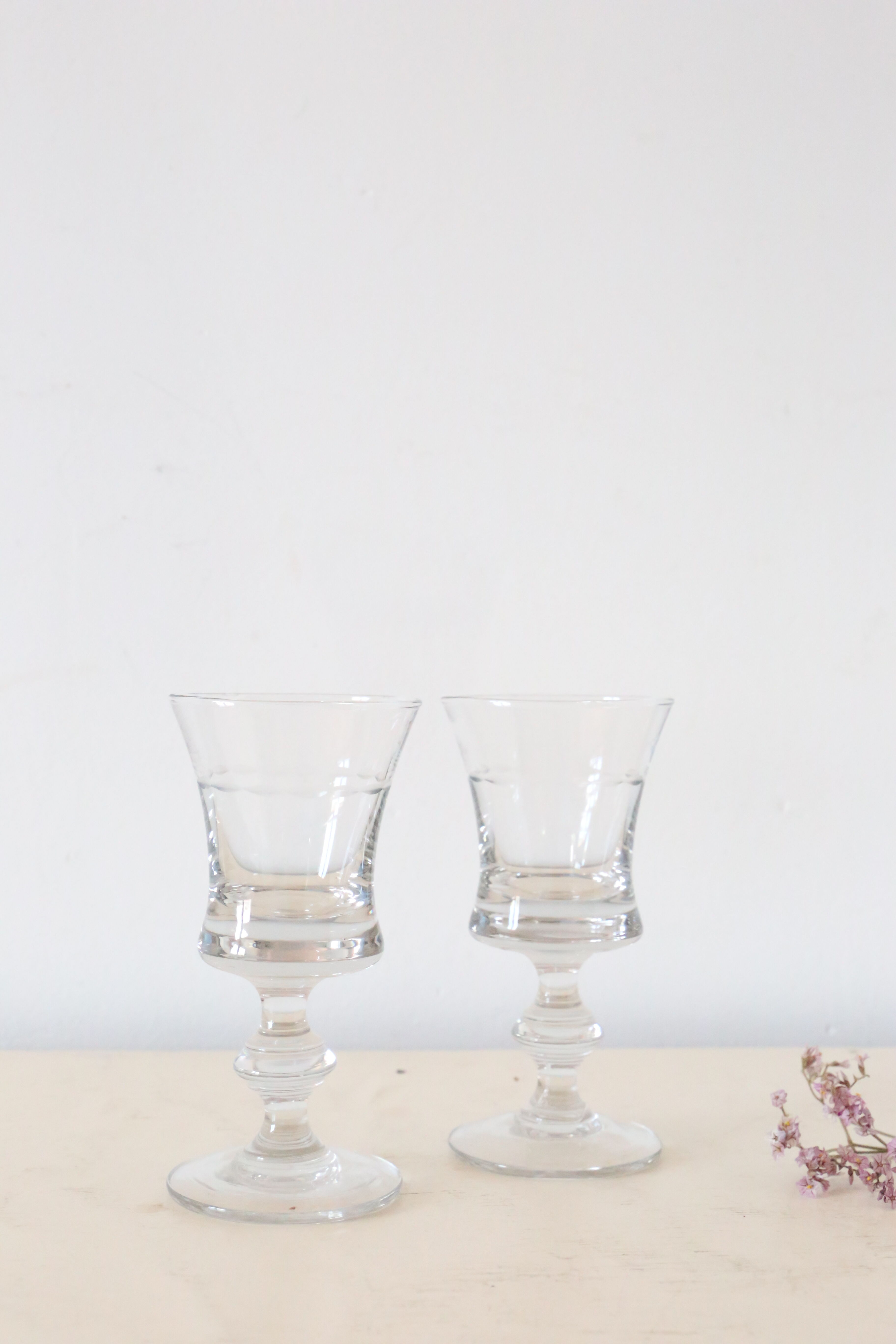Set de 2 verres à pied, cristal ciselé, art déco