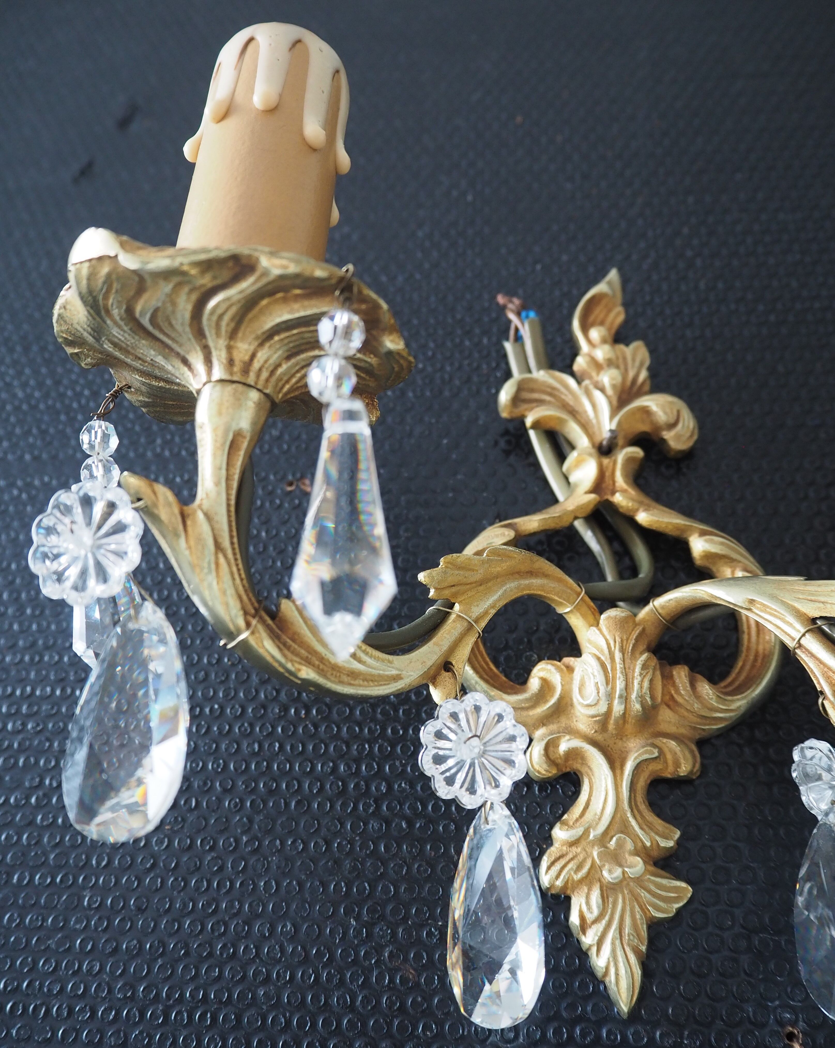 Pair of gilded bronze sconces and crystal pendants