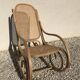 Rocking-chair en bois de cannage